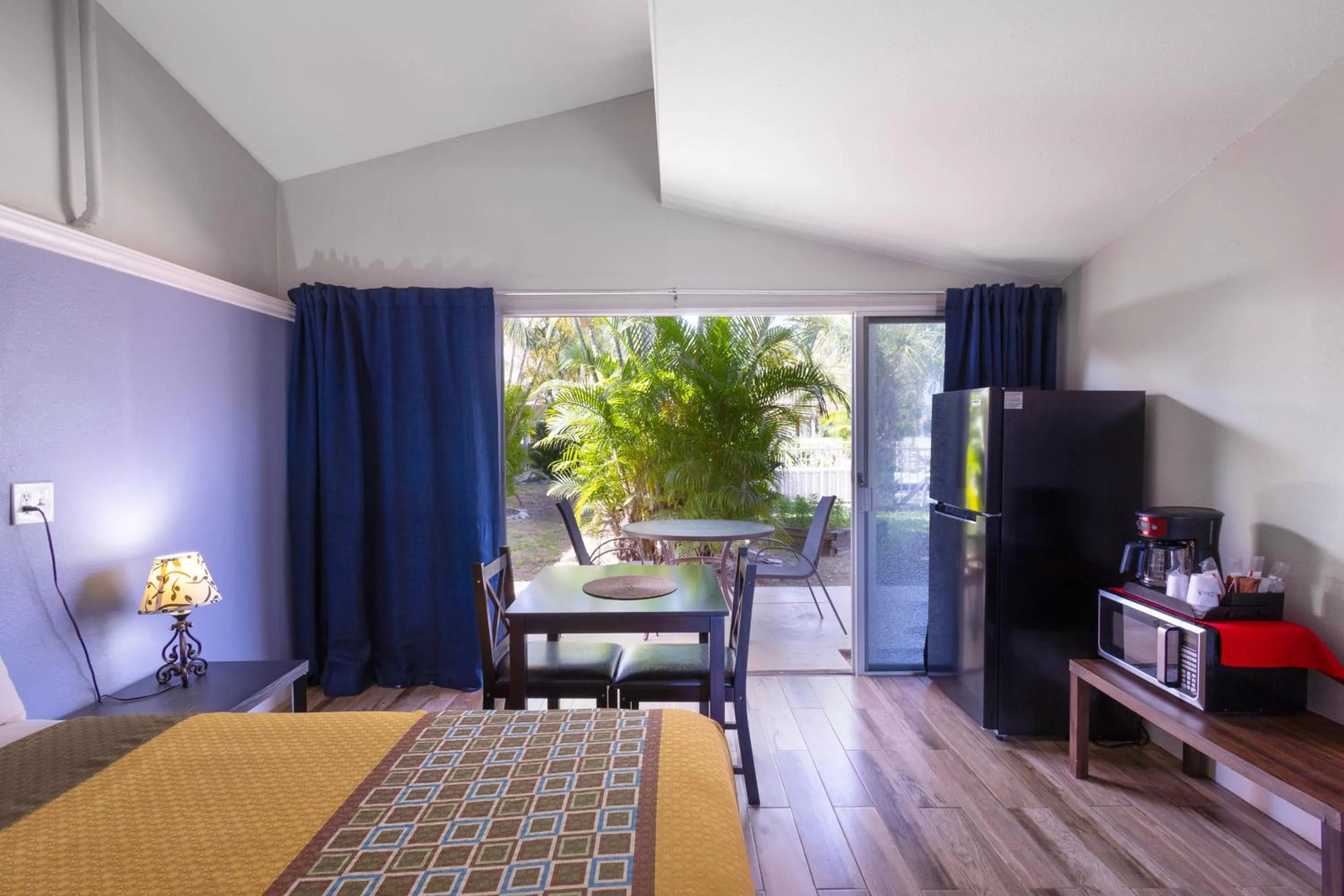 Bed in Warm Mineral Springs Motel