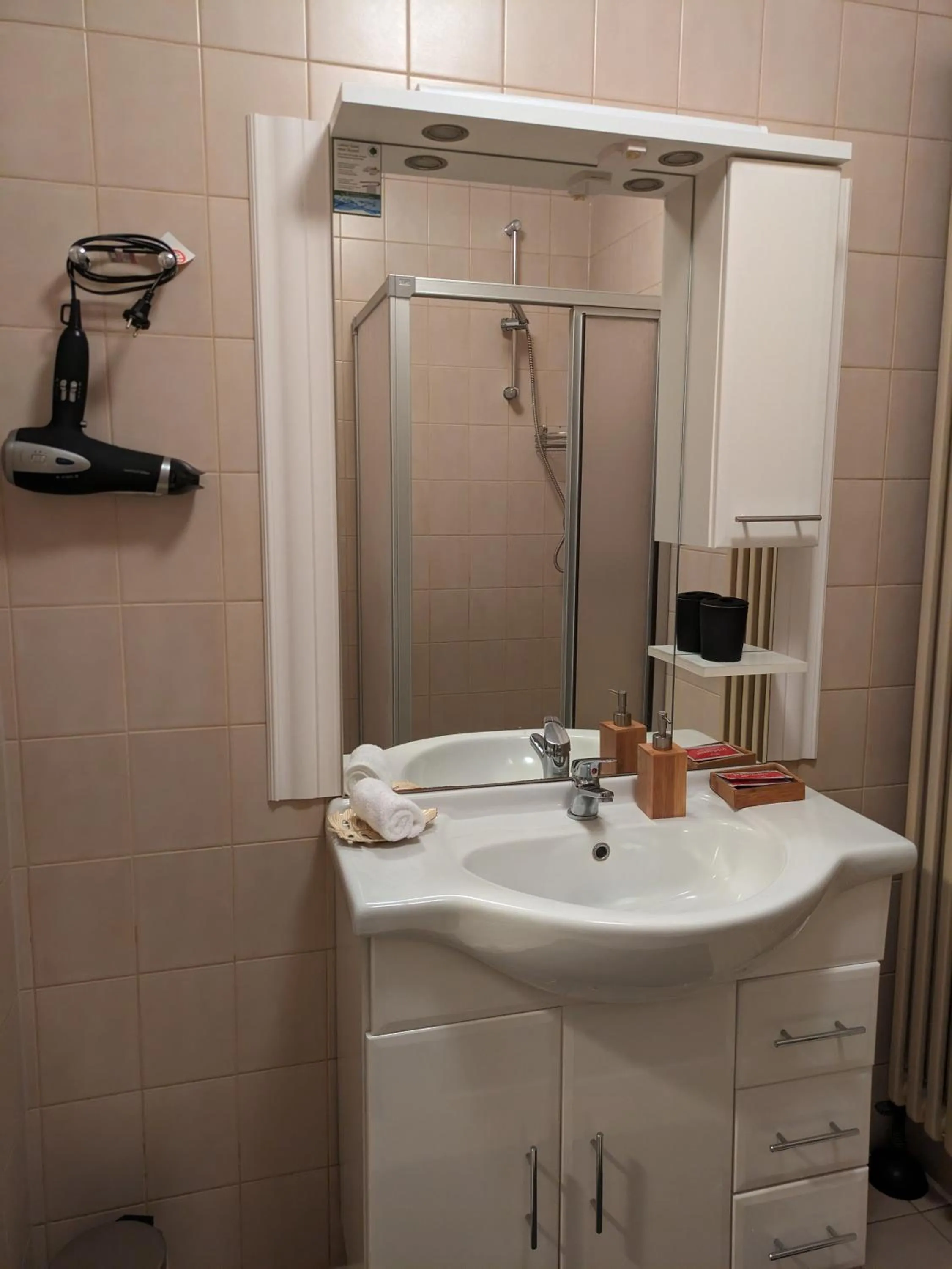 Bathroom in Hotel Ari