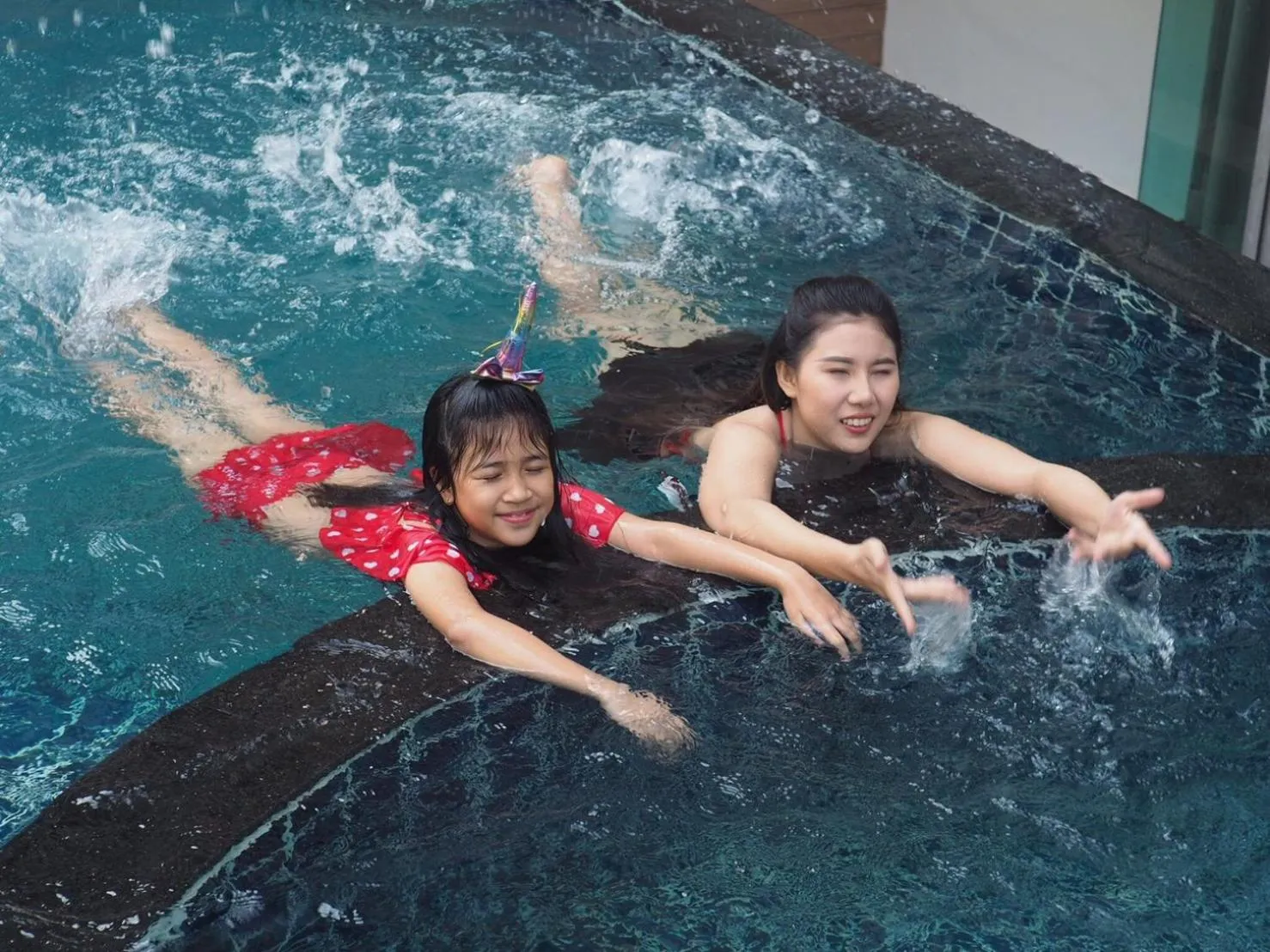 People in Sonrisa Srirachaที่พักติดทะเล