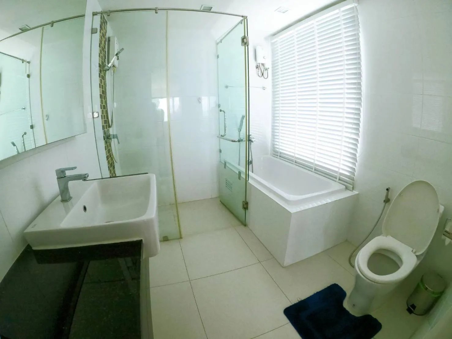 Shower in Sonrisa Srirachaที่พักติดทะเล