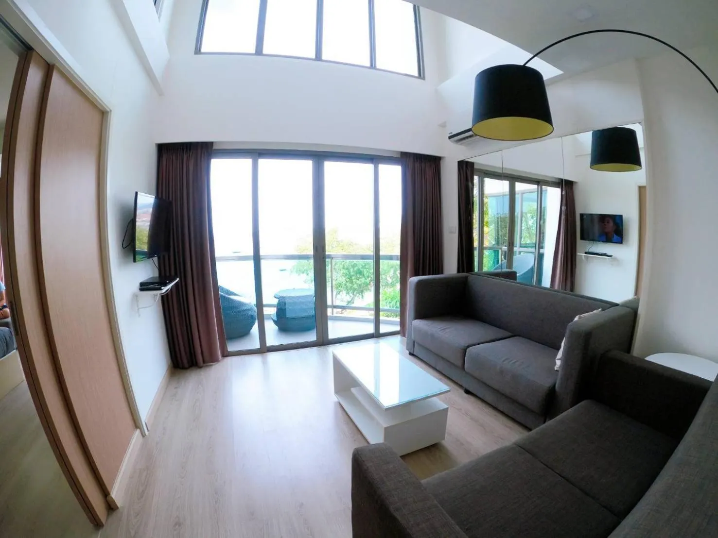 Living room in Sonrisa Srirachaที่พักติดทะเล