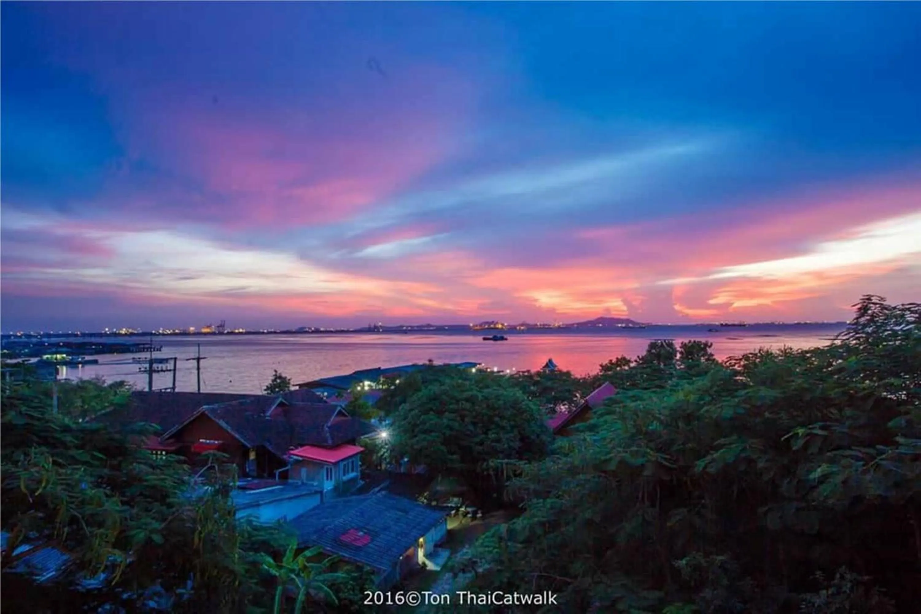 Sea view in Sonrisa Srirachaที่พักติดทะเล