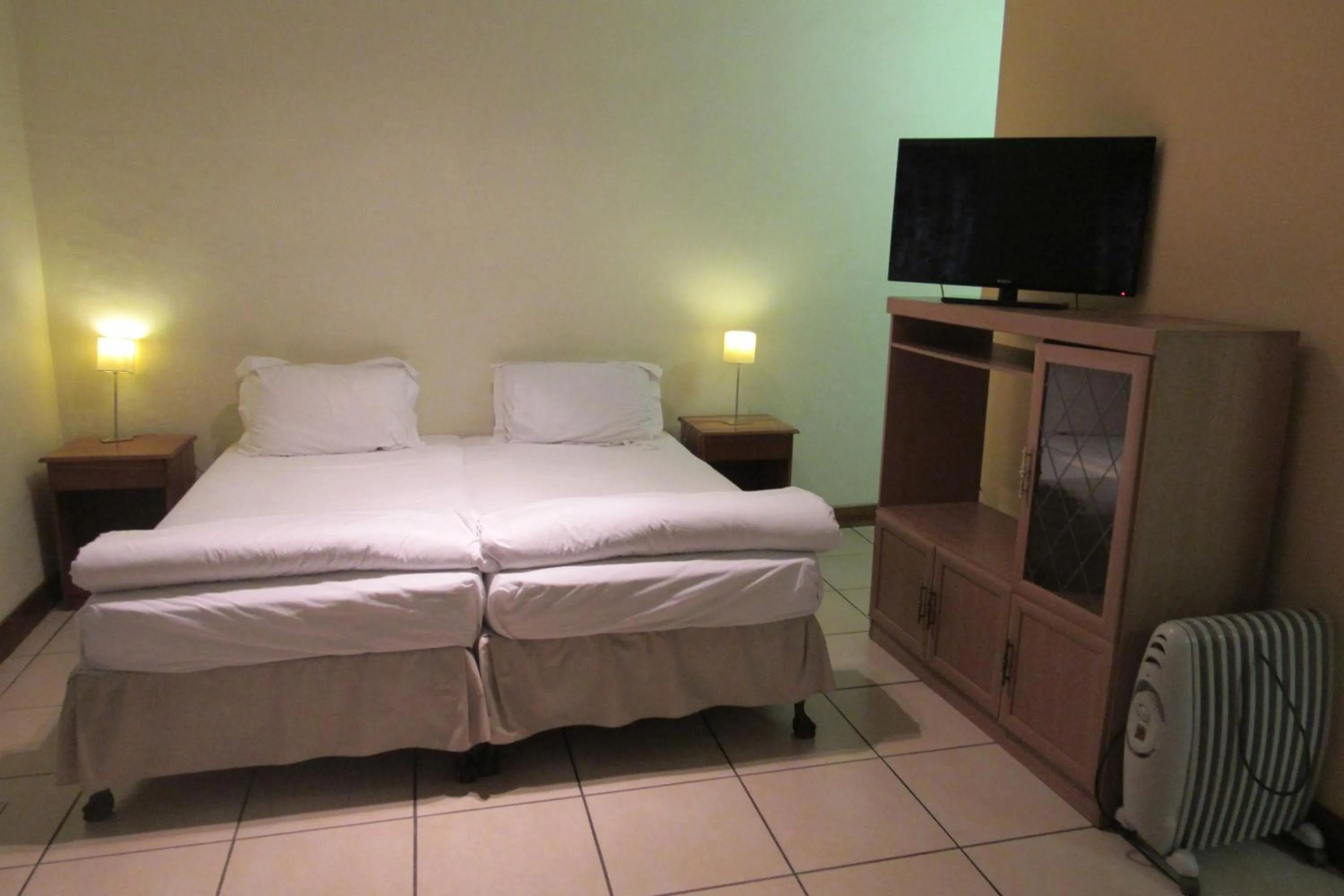 Bedroom, Bed in Emafini Country Lodge