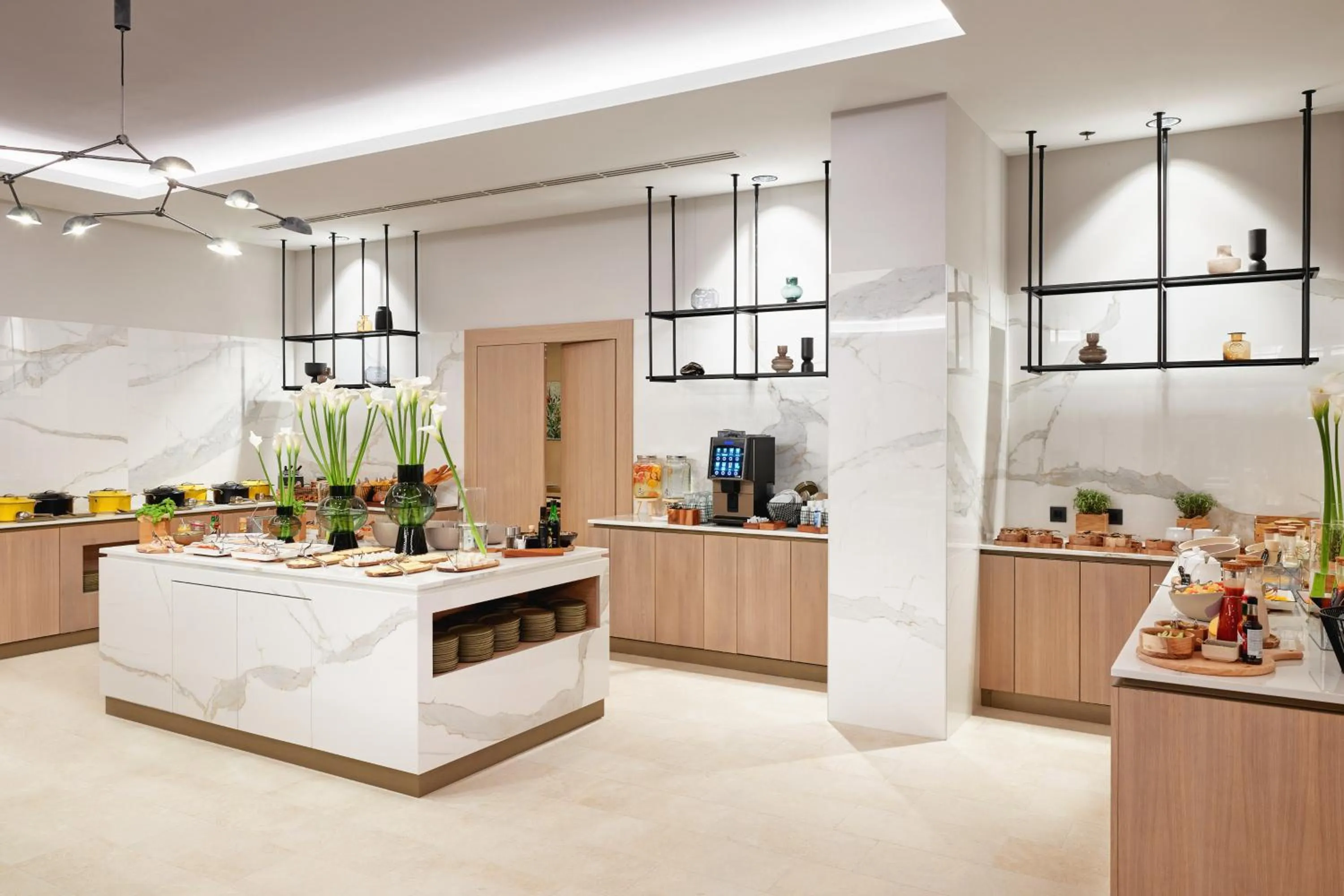 Restaurant/places to eat in Hotel International by Maistra City Vibes