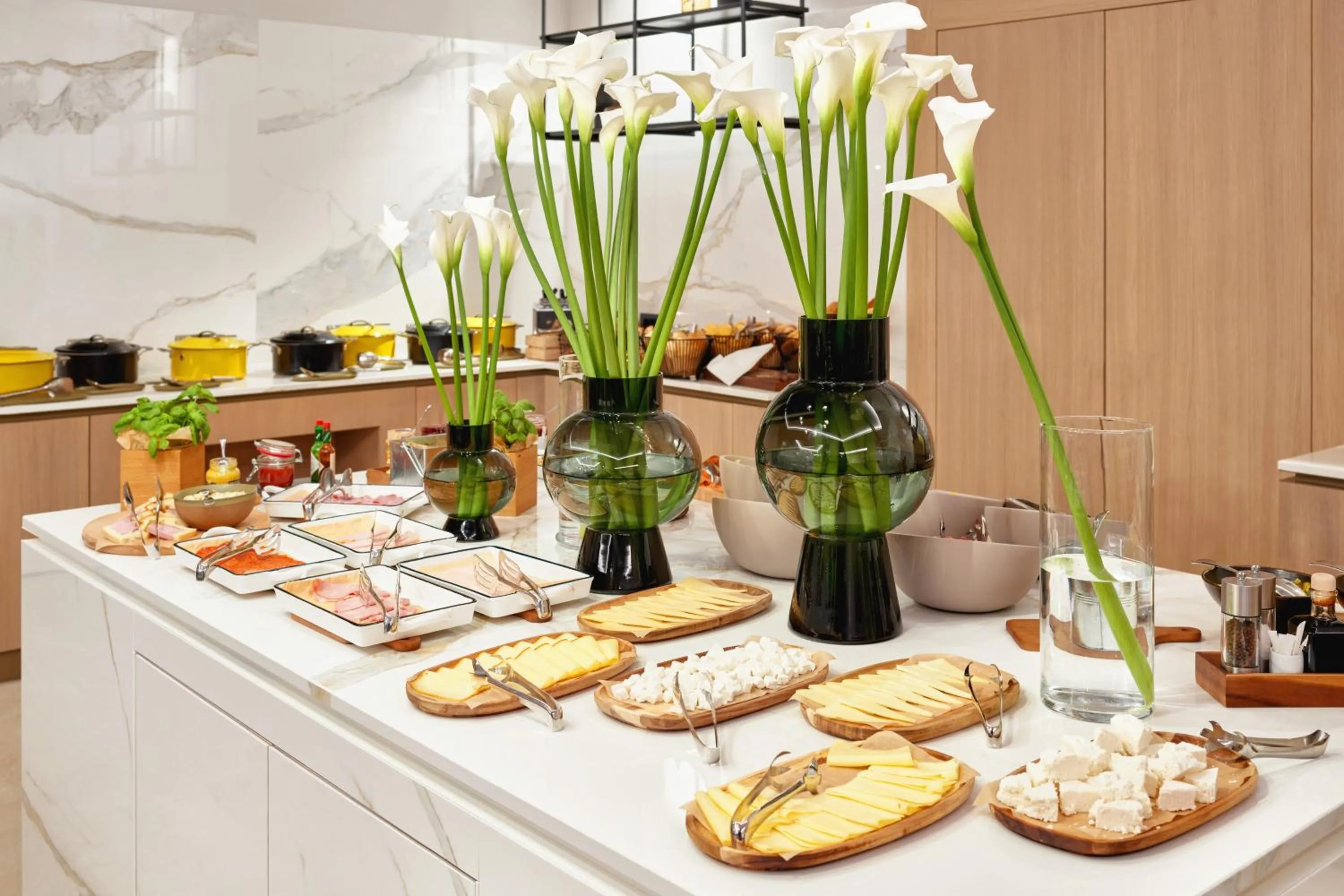 Restaurant/places to eat in Hotel International by Maistra City Vibes