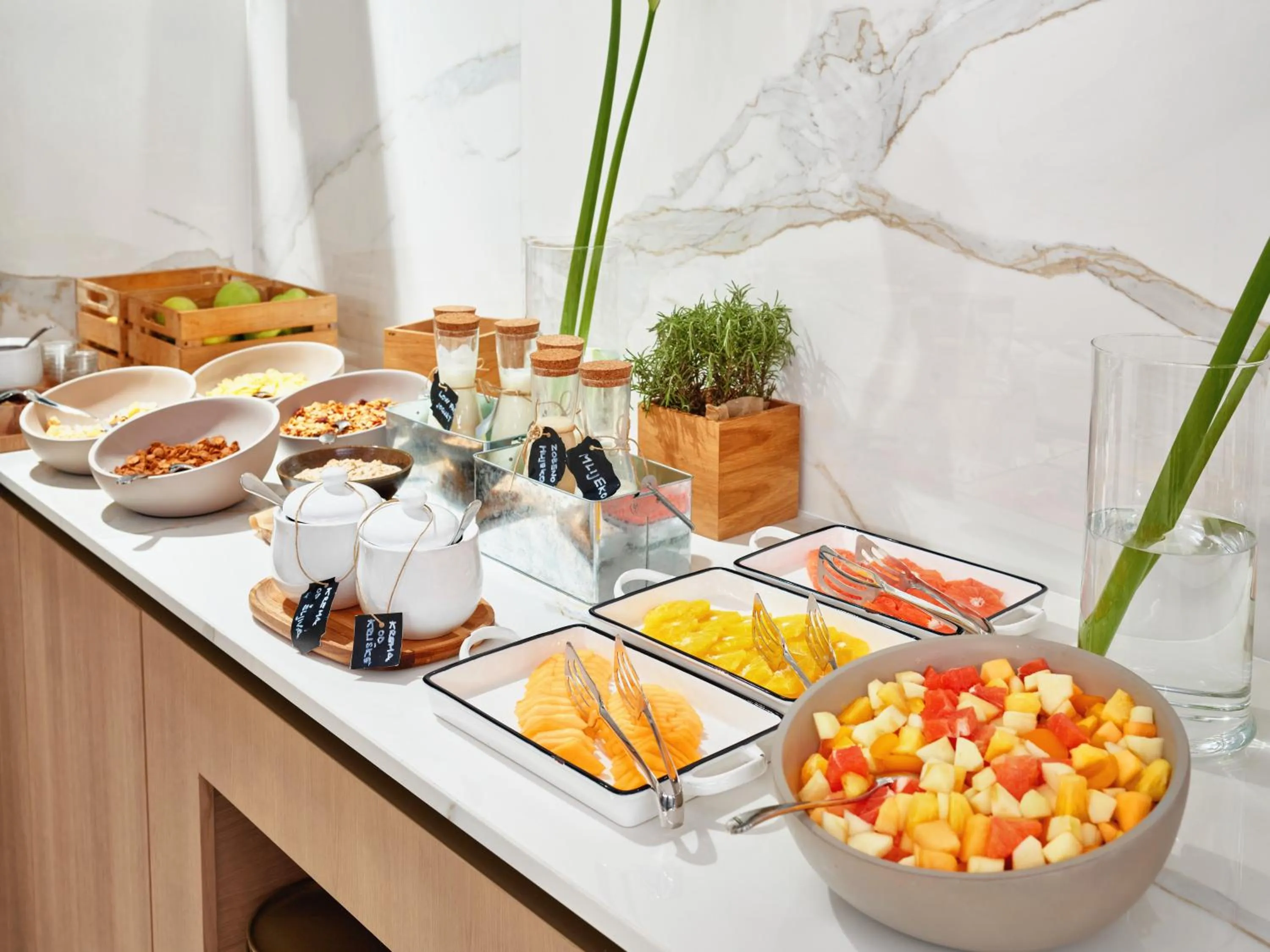 Restaurant/places to eat in Hotel International by Maistra City Vibes