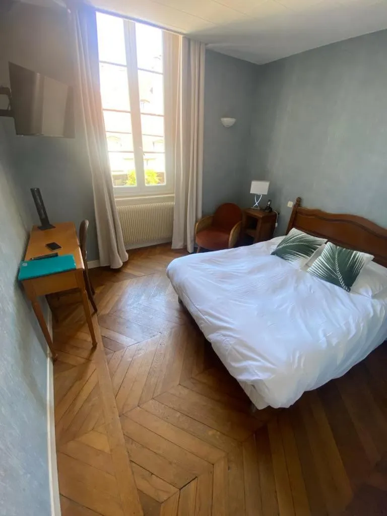 Bed in Hôtel des Cymaises