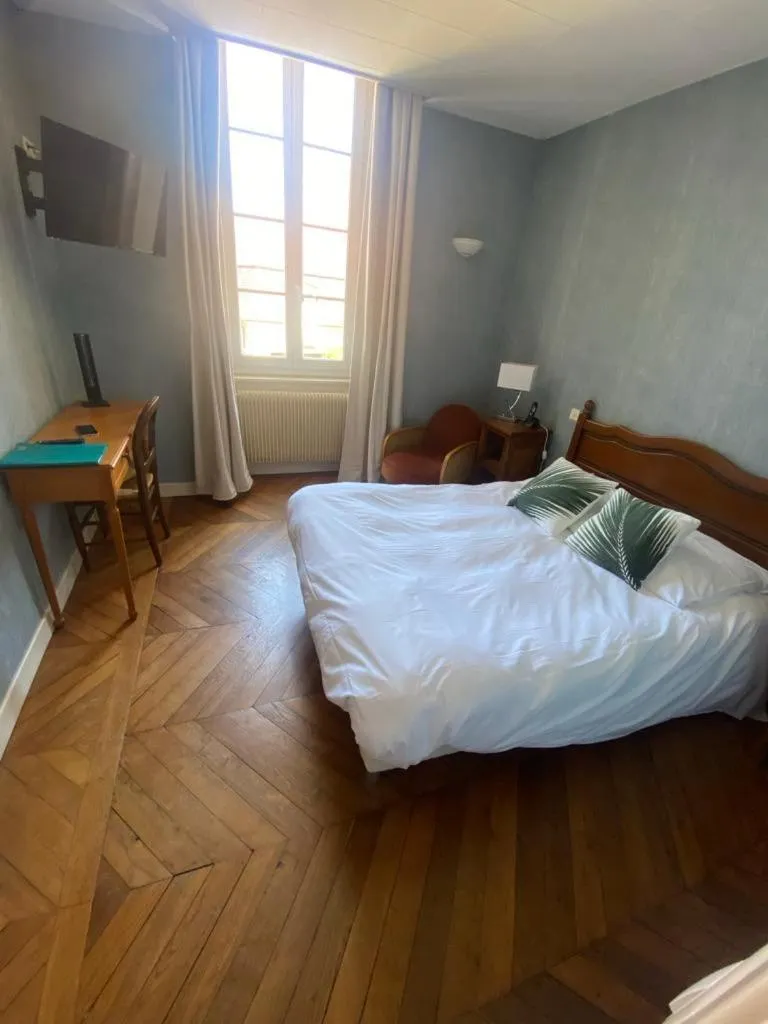 Bed in Hôtel des Cymaises