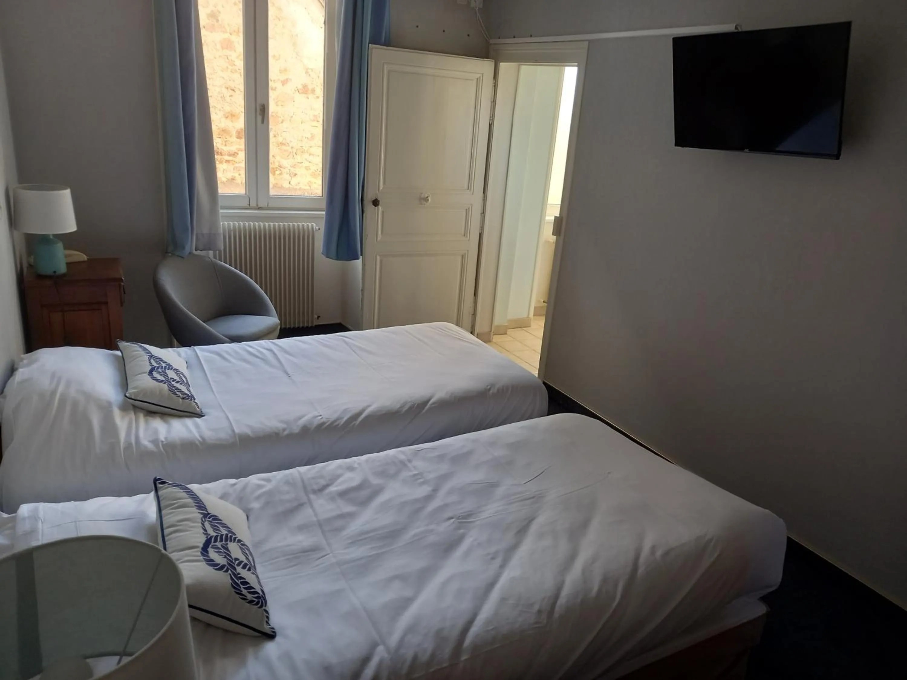 Bed in Hôtel des Cymaises