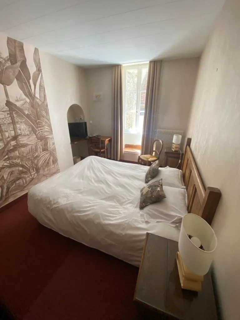 Bed in Hôtel des Cymaises