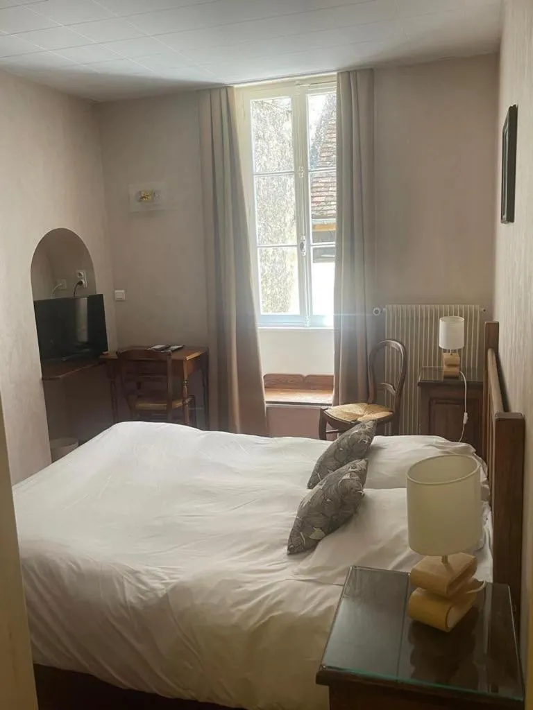 Bed in Hôtel des Cymaises