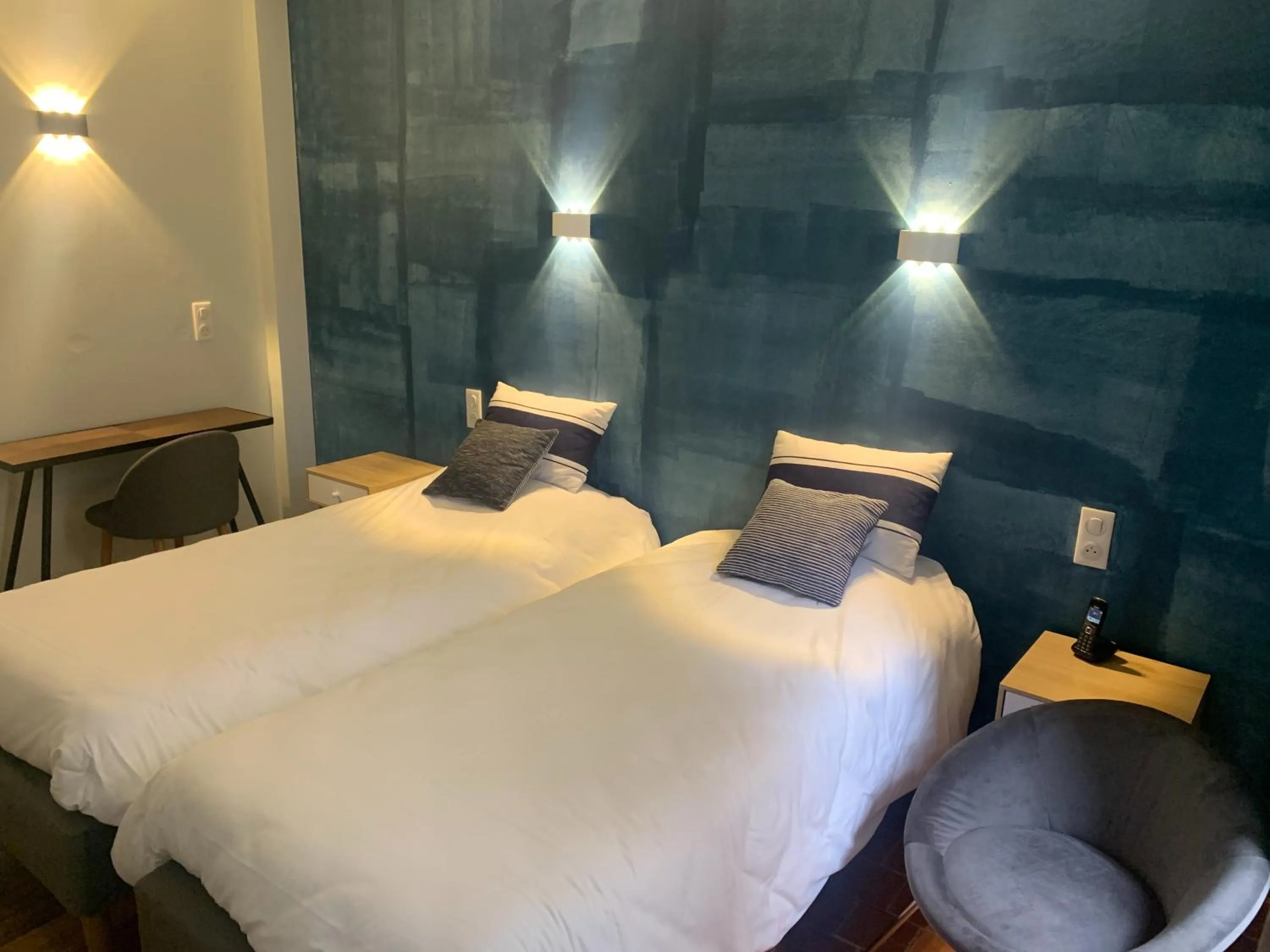 Bed in Hôtel des Cymaises