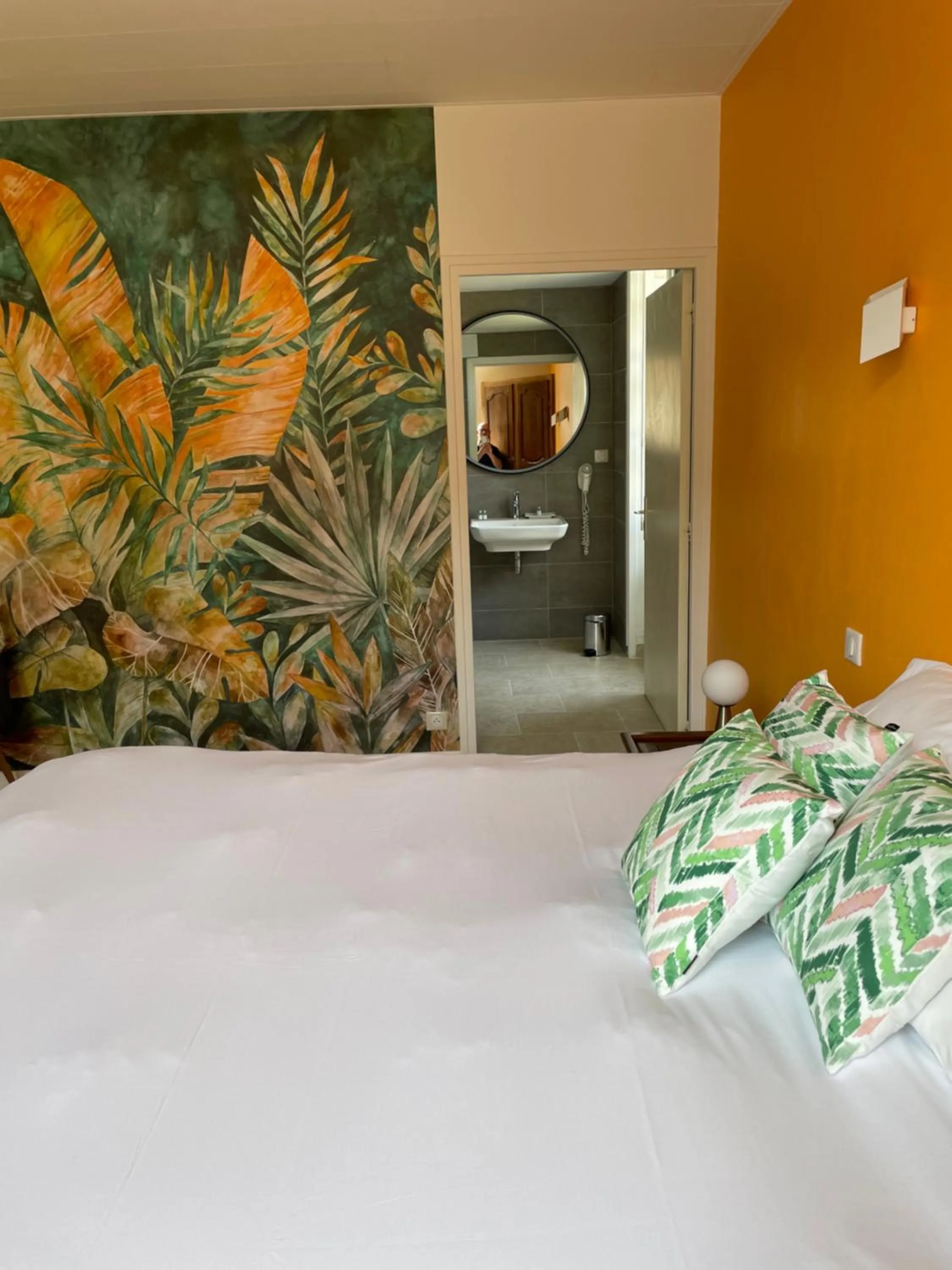 Bed in Hôtel des Cymaises