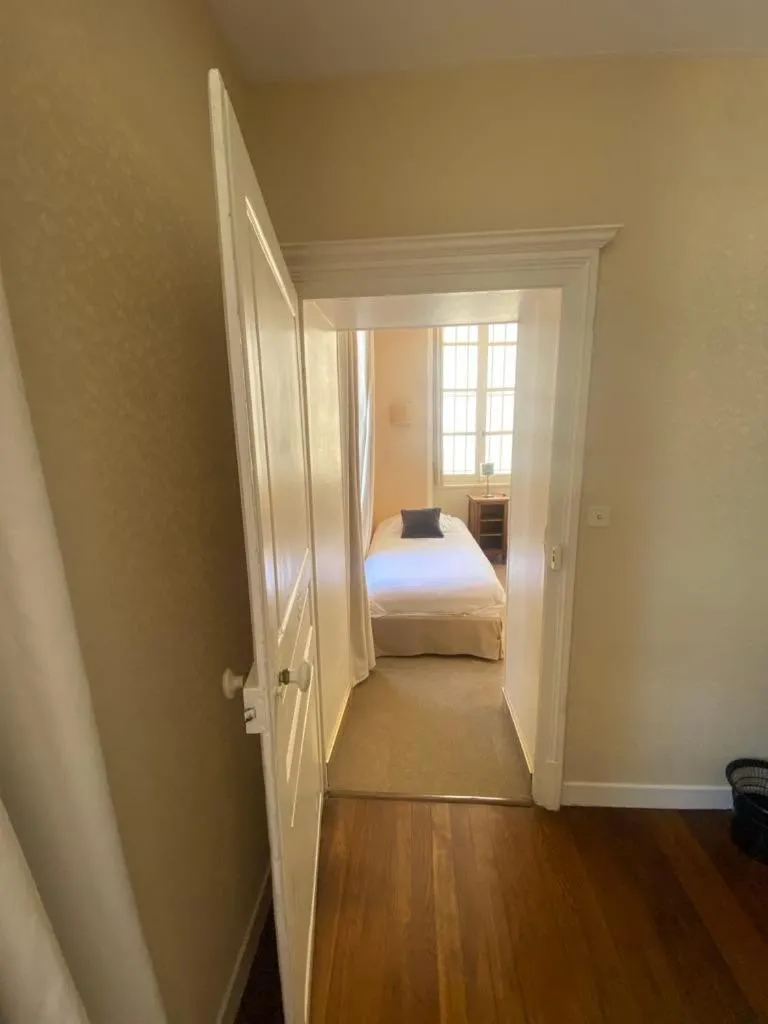 Bed in Hôtel des Cymaises