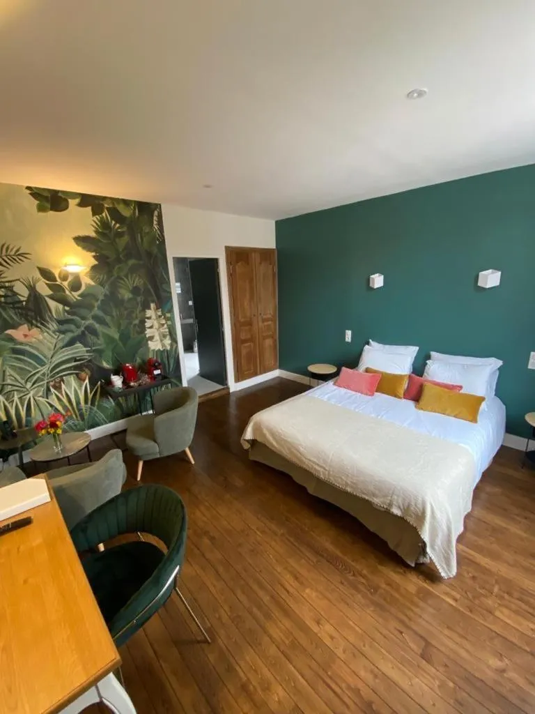 Bed in Hôtel des Cymaises