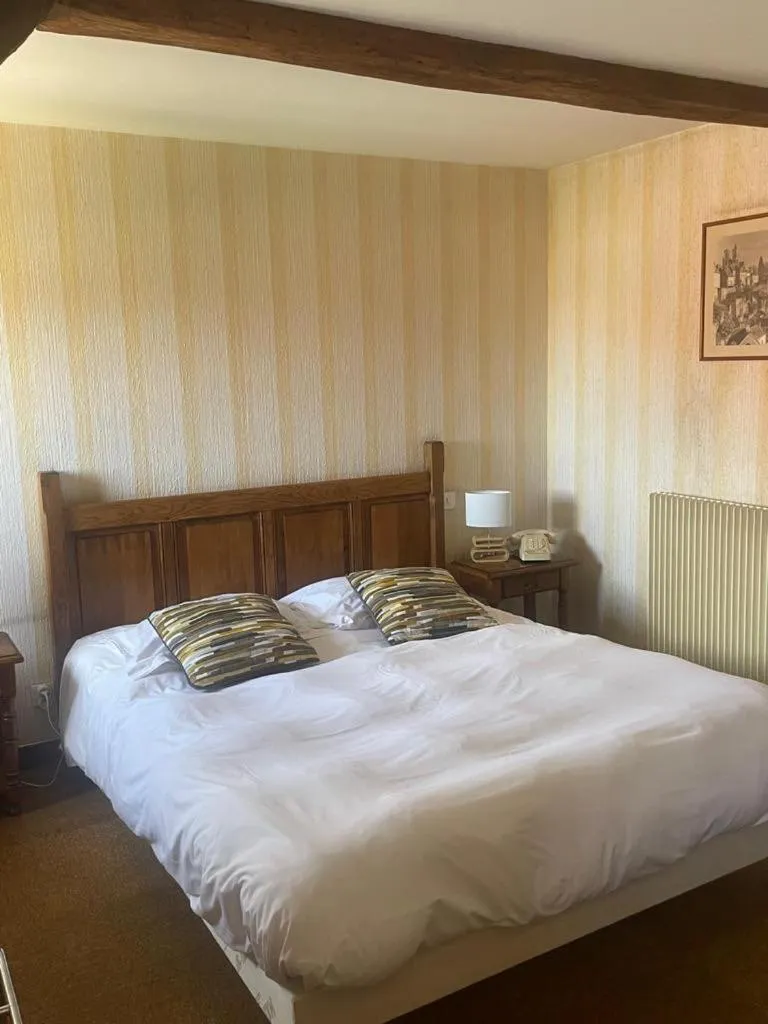 Bed in Hôtel des Cymaises