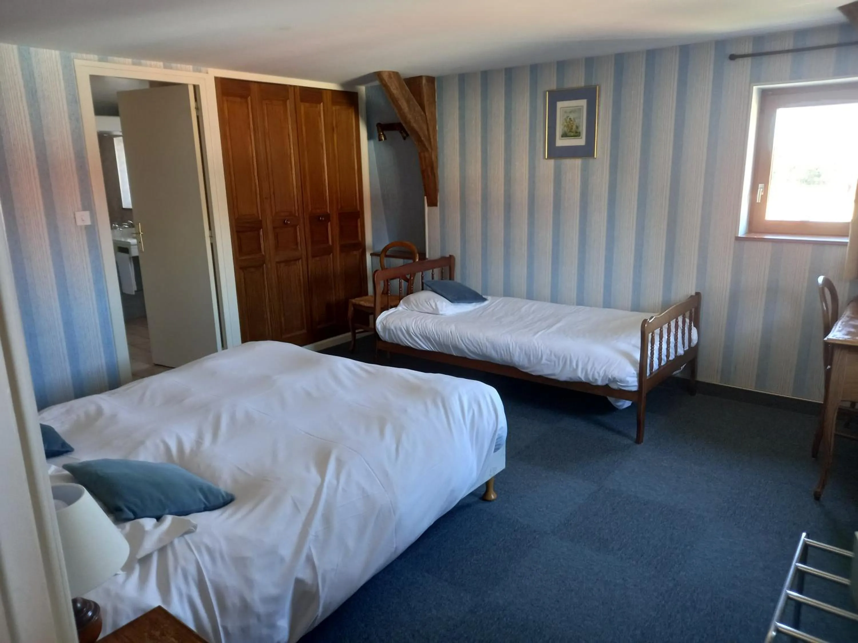 Bed in Hôtel des Cymaises