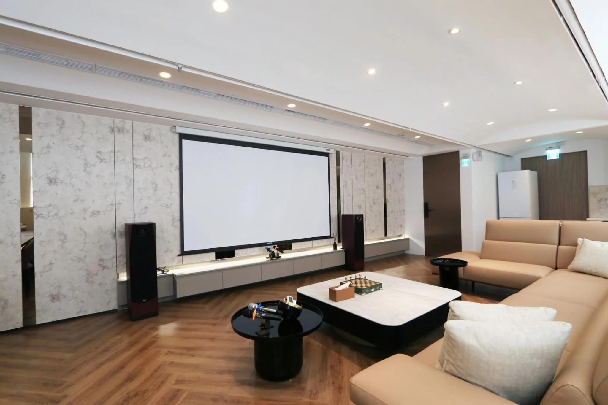 Communal lounge/ TV room in Calligraphy Greenway Hotel