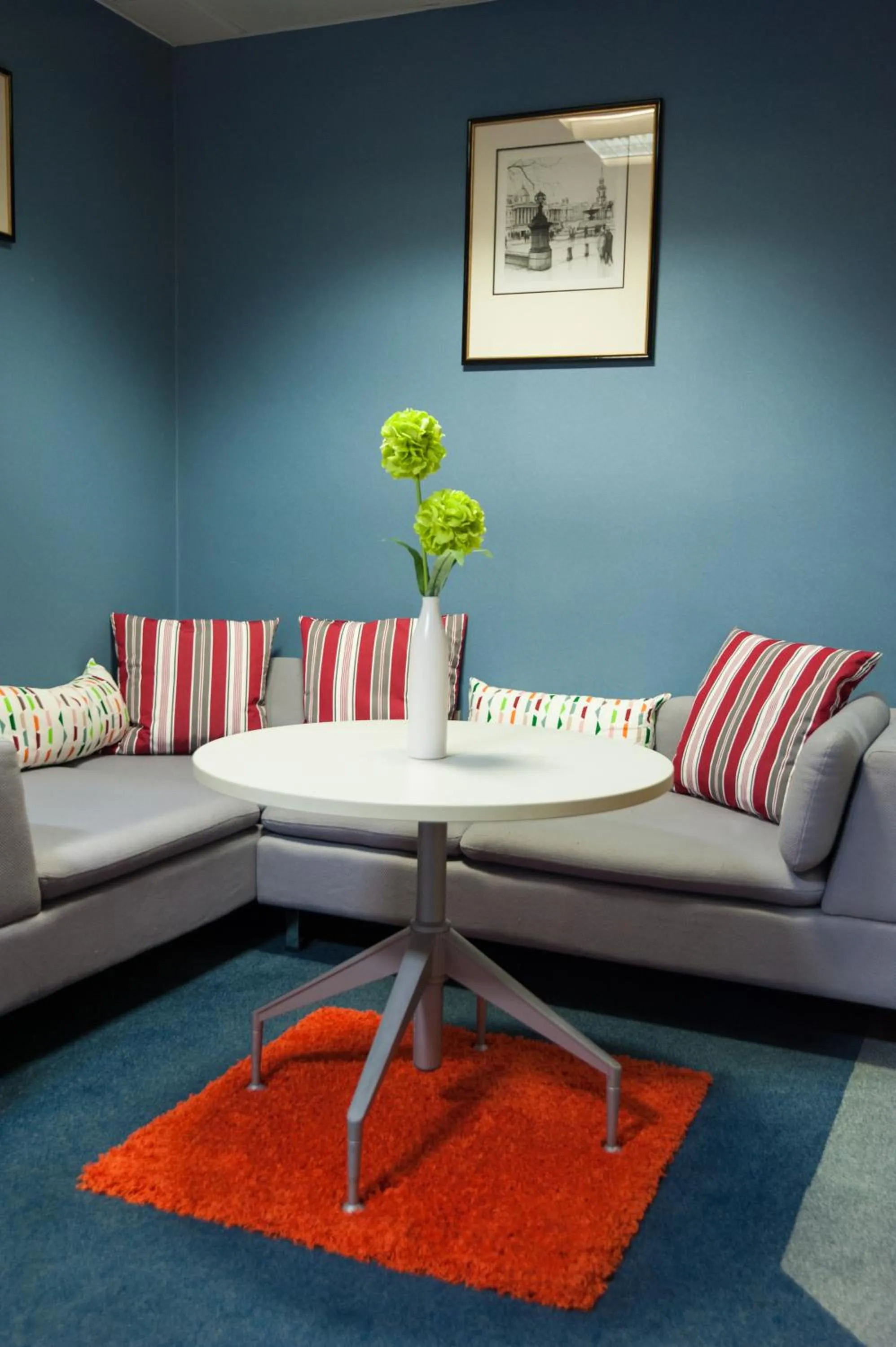 Communal lounge/ TV room in Russell Scott Backpackers Hostel