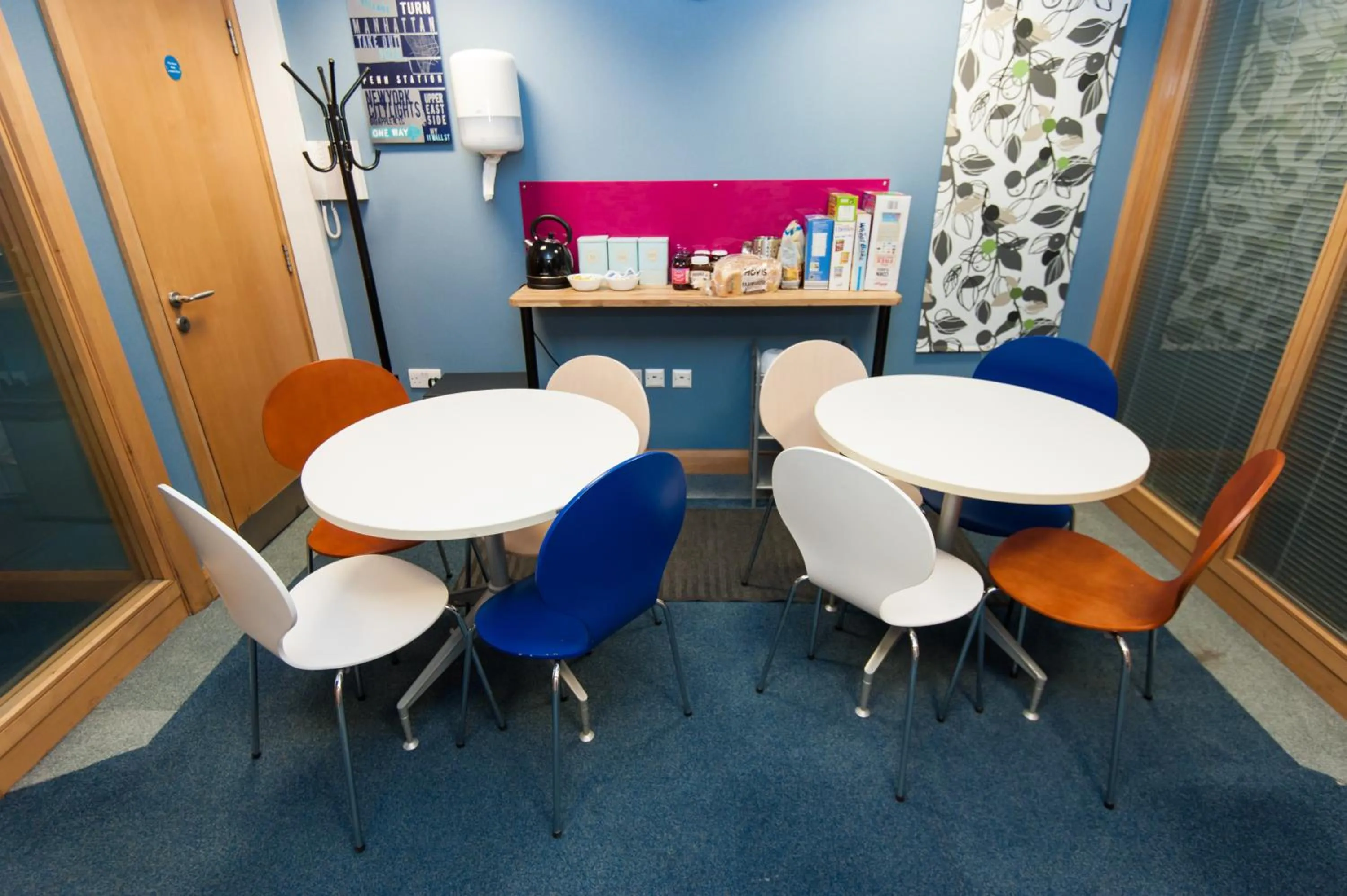 Communal lounge/ TV room in Russell Scott Backpackers Hostel