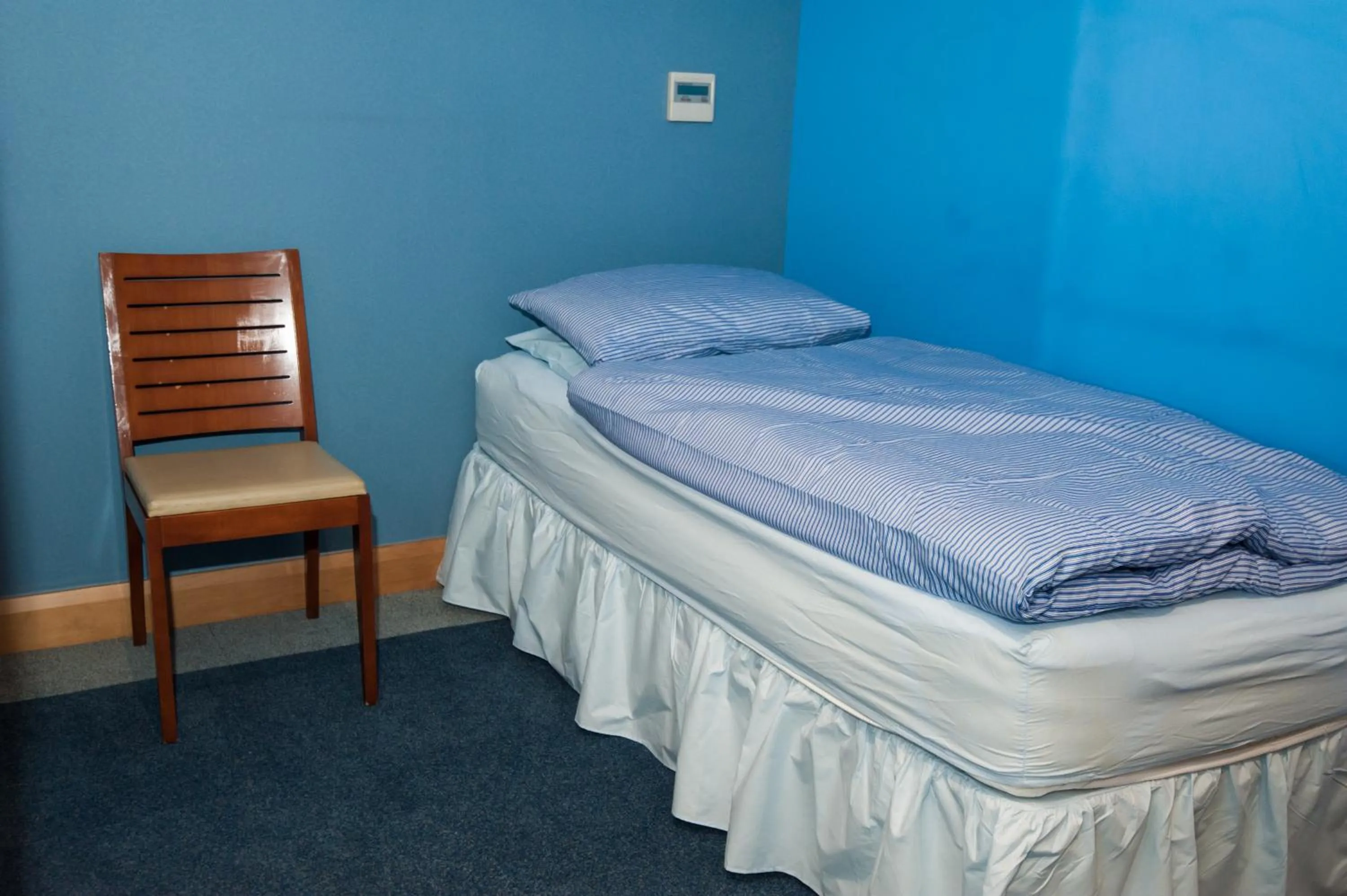 cot in Russell Scott Backpackers Hostel