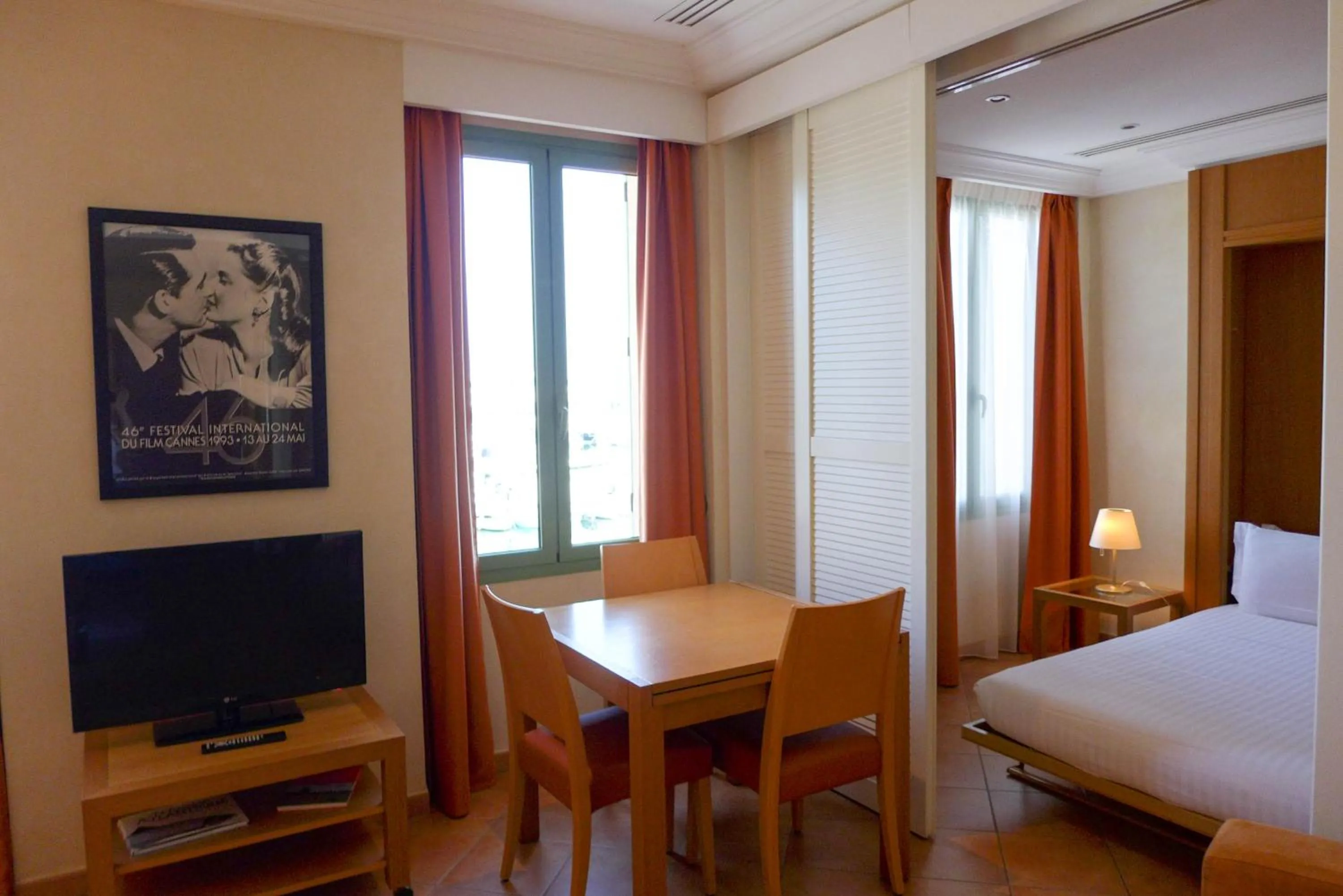Dining area, Bed in Résidences Cresci