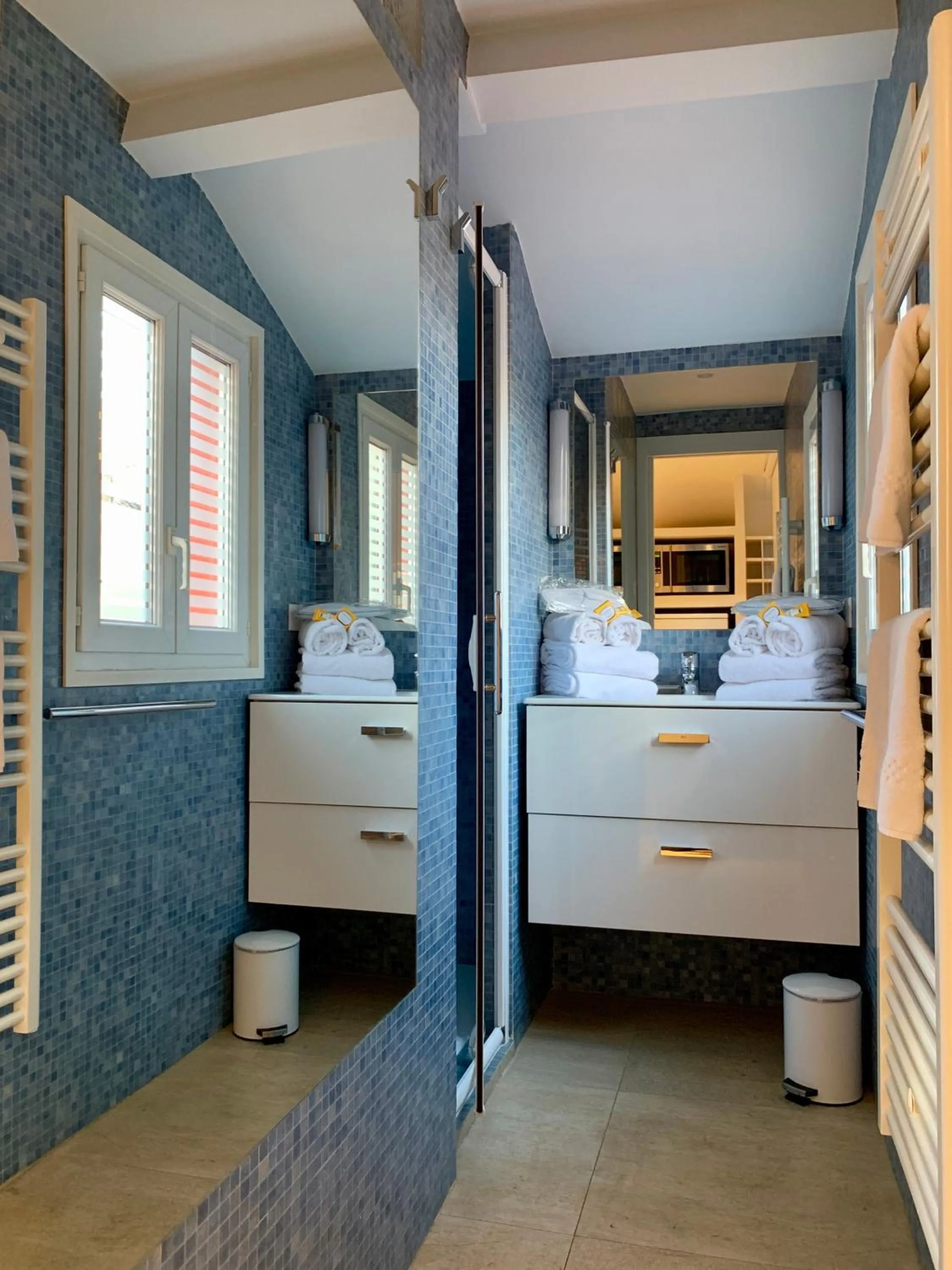 Bathroom, Bed in Résidences Cresci