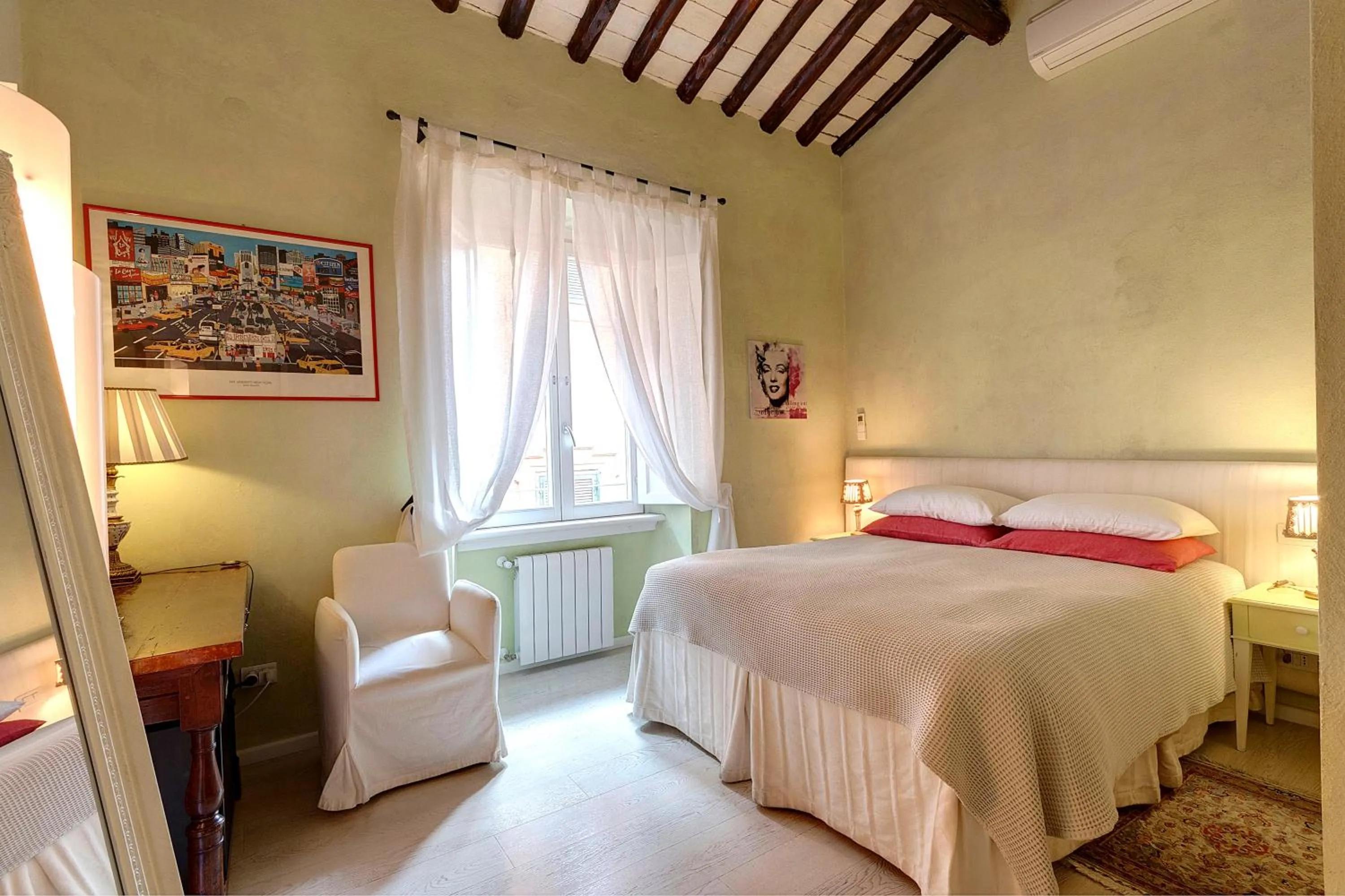 Bedroom, Bed in LM Suites Spagna