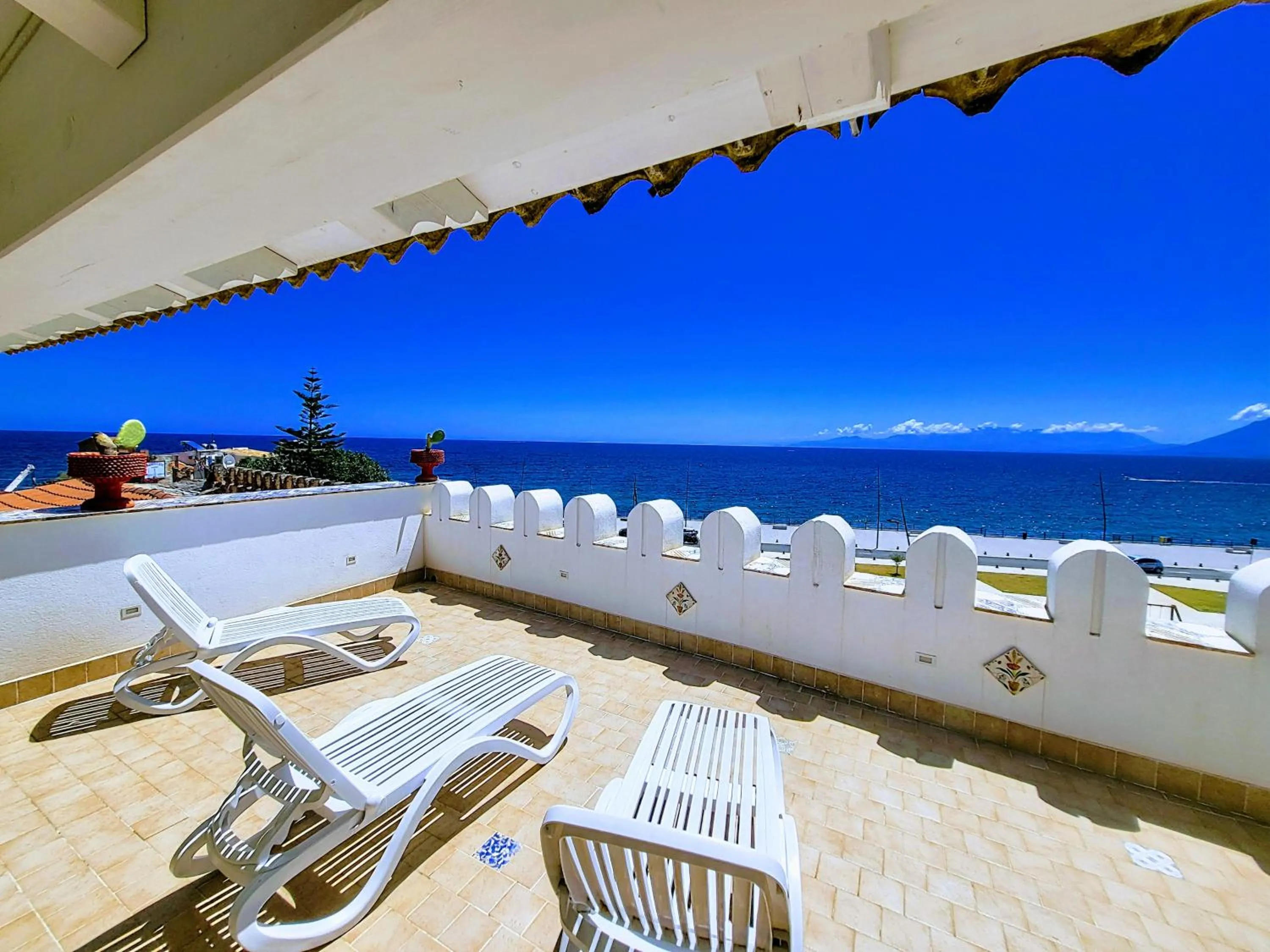 Day in Seafront House Gabbiano Azzurro
