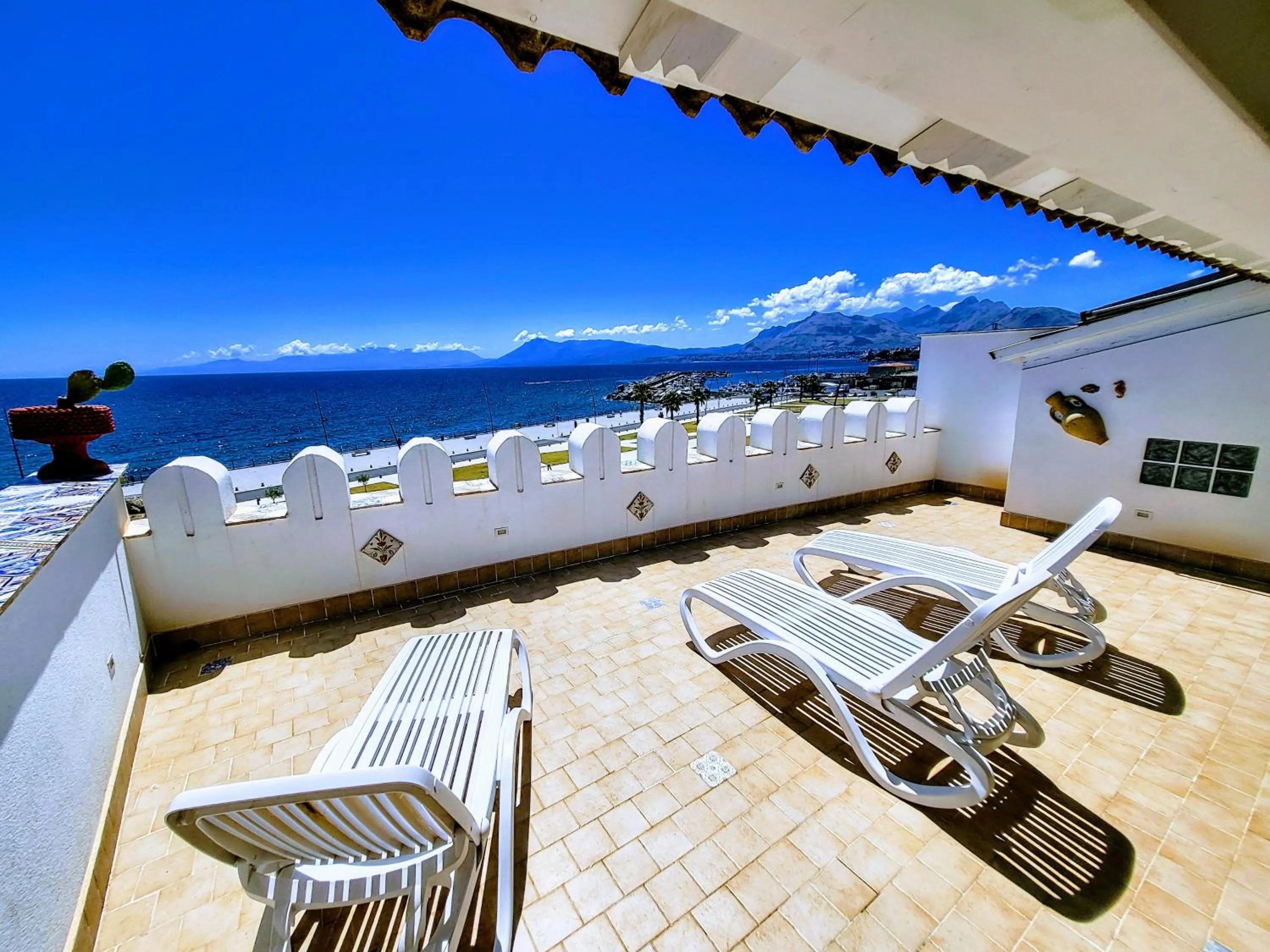 Patio in Seafront House Gabbiano Azzurro