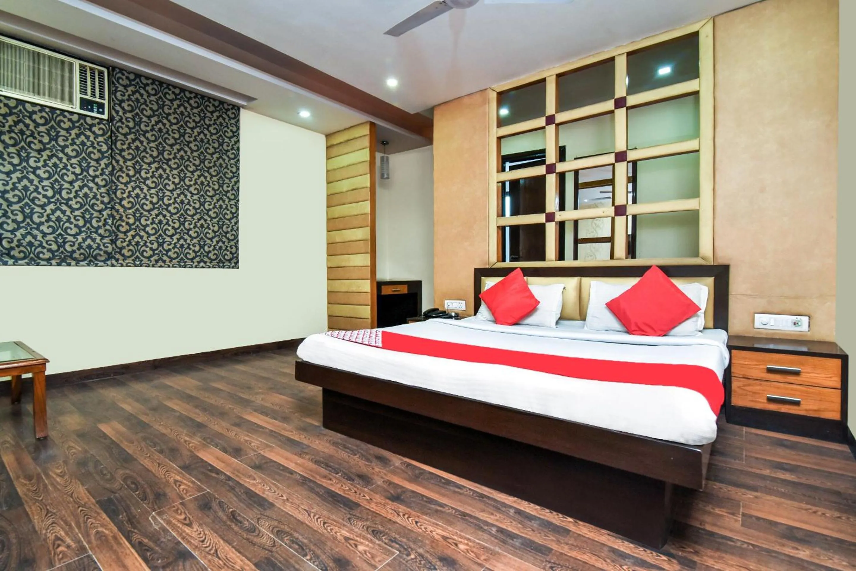 Facade/entrance, Bed in Hotel O Kochar Plaza