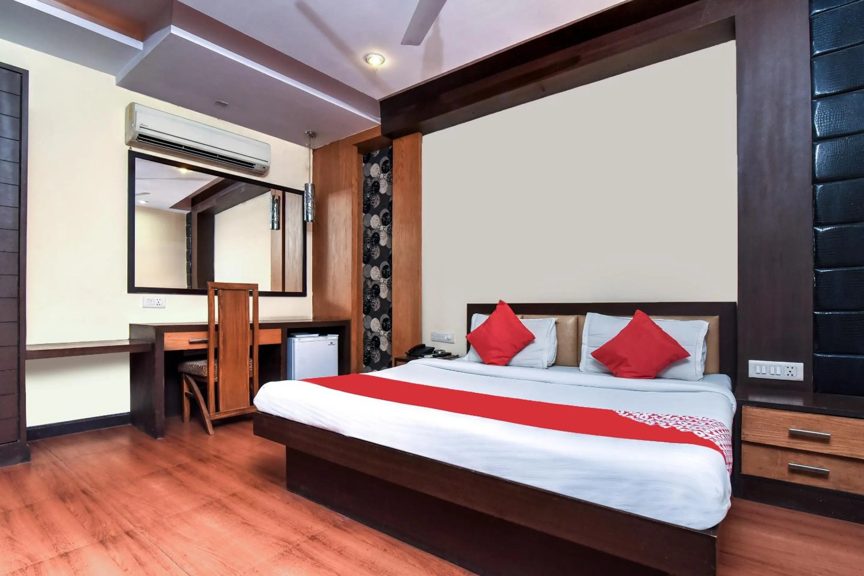 Facade/entrance, Bed in Hotel O Kochar Plaza