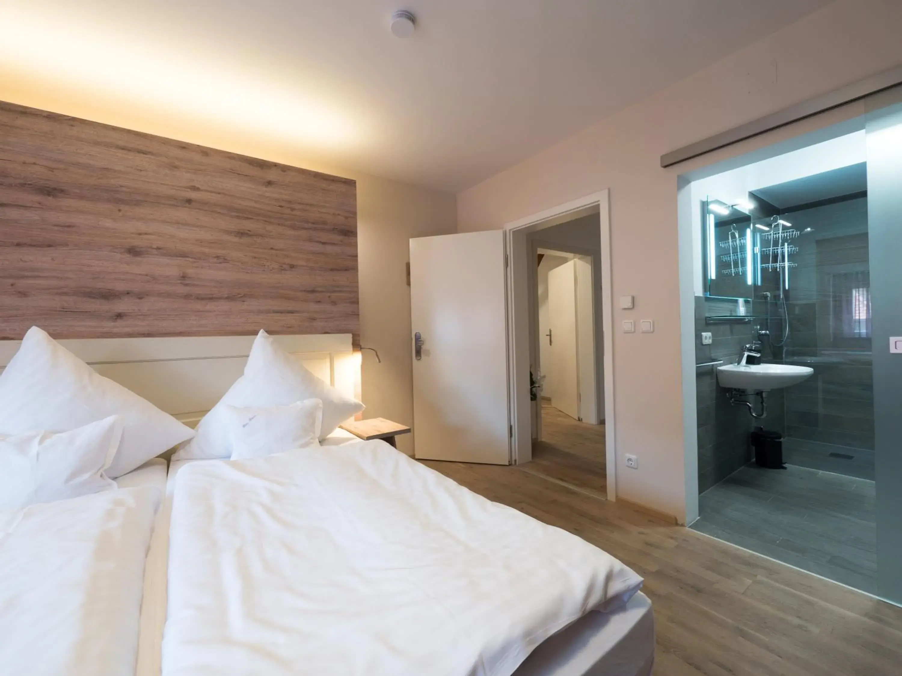 King Room - single occupancy in Hotel - Weinbar FAHR AWAY King Room - single occupancy in Hotel - Weinbar FAHR AWAY