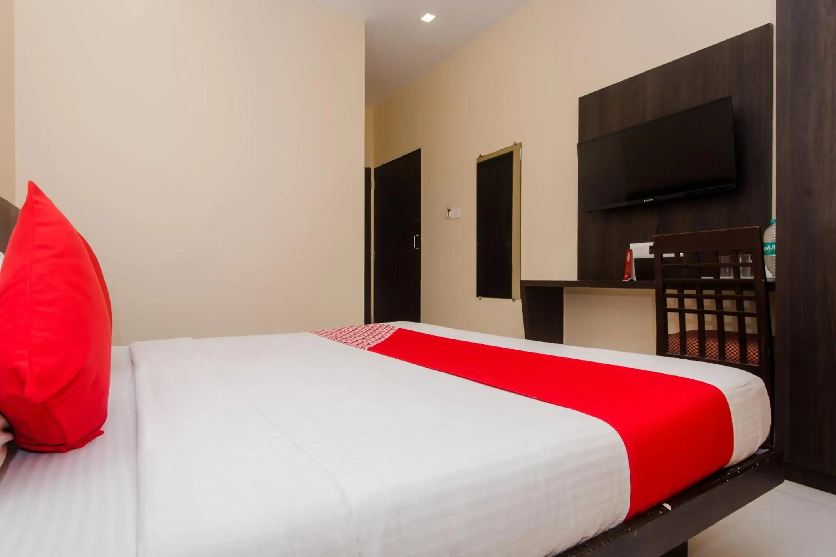 Small Double Room - single occupancy in Hotel O Alfa Grand Near Chhatrapati Shivaji International Airport Small Double Room - single occupancy in Hotel O Alfa Grand Near Chhatrapati Shivaji International Airport