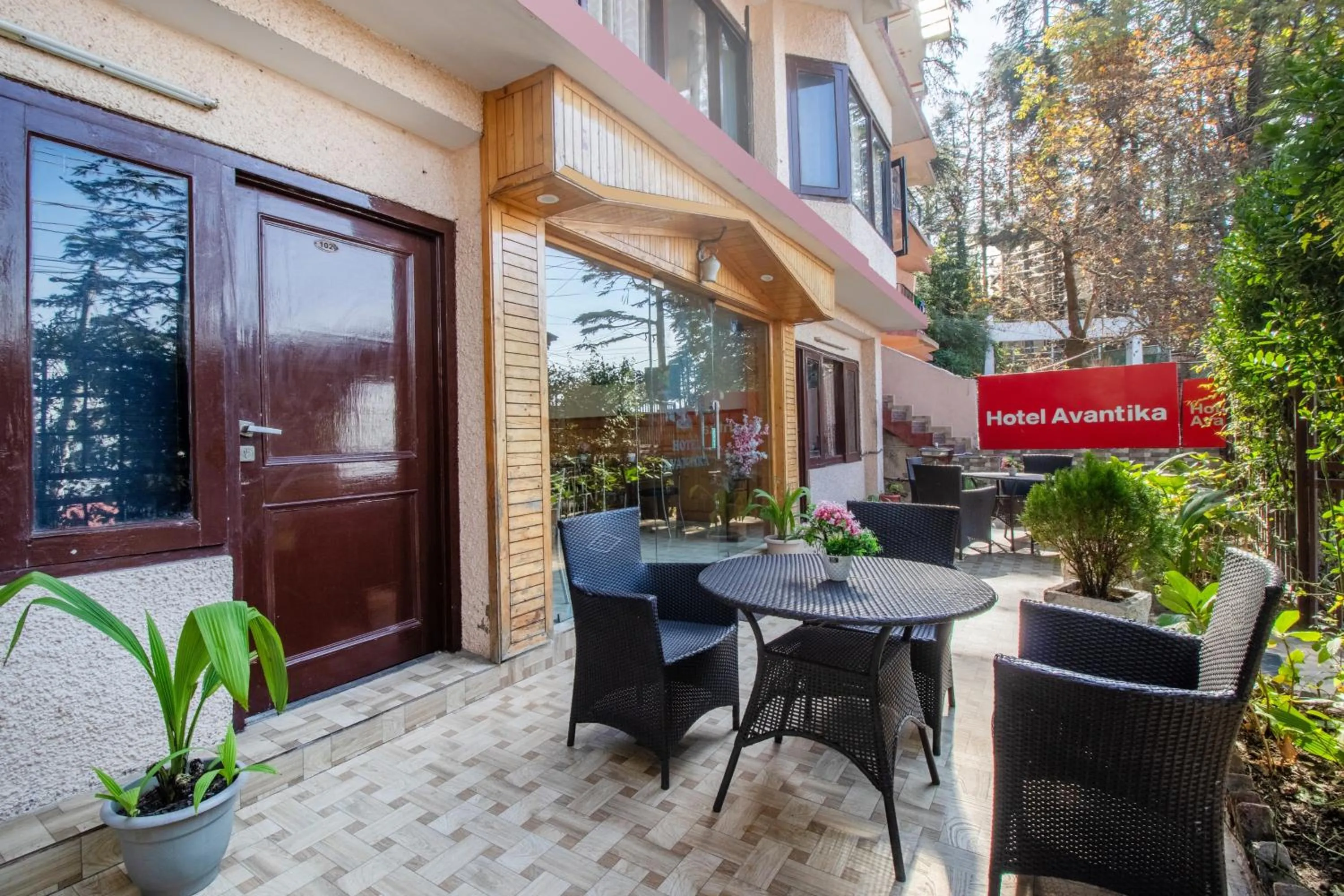 Seating area in Itsy Hotels Avantika With Forest View