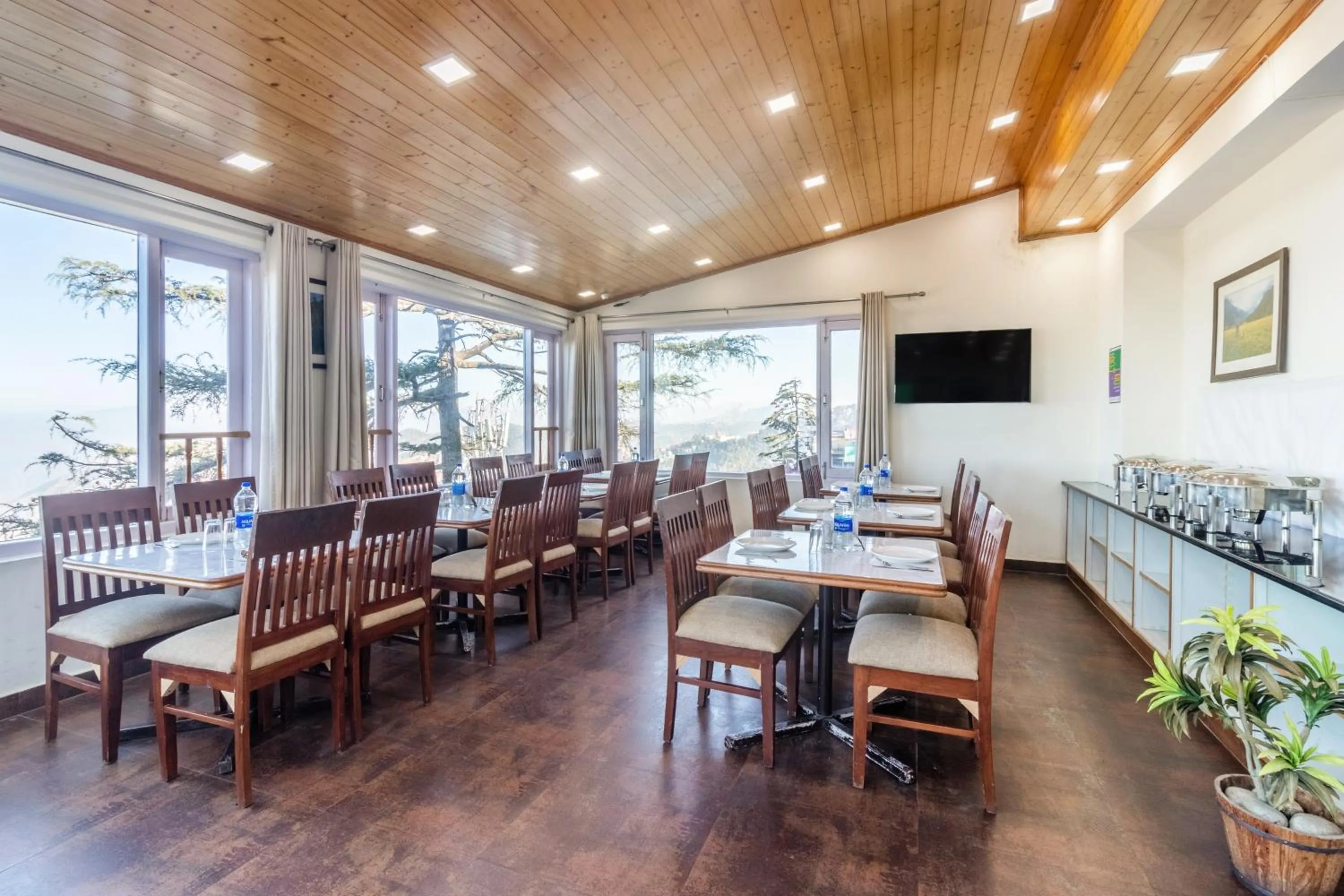 Restaurant/places to eat in Treebo Maharaja, Near Mall Road