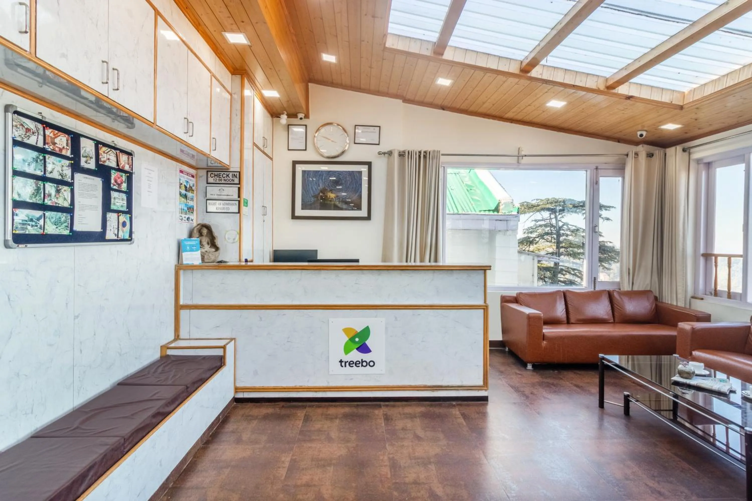 Lobby or reception in Treebo Maharaja, Near Mall Road