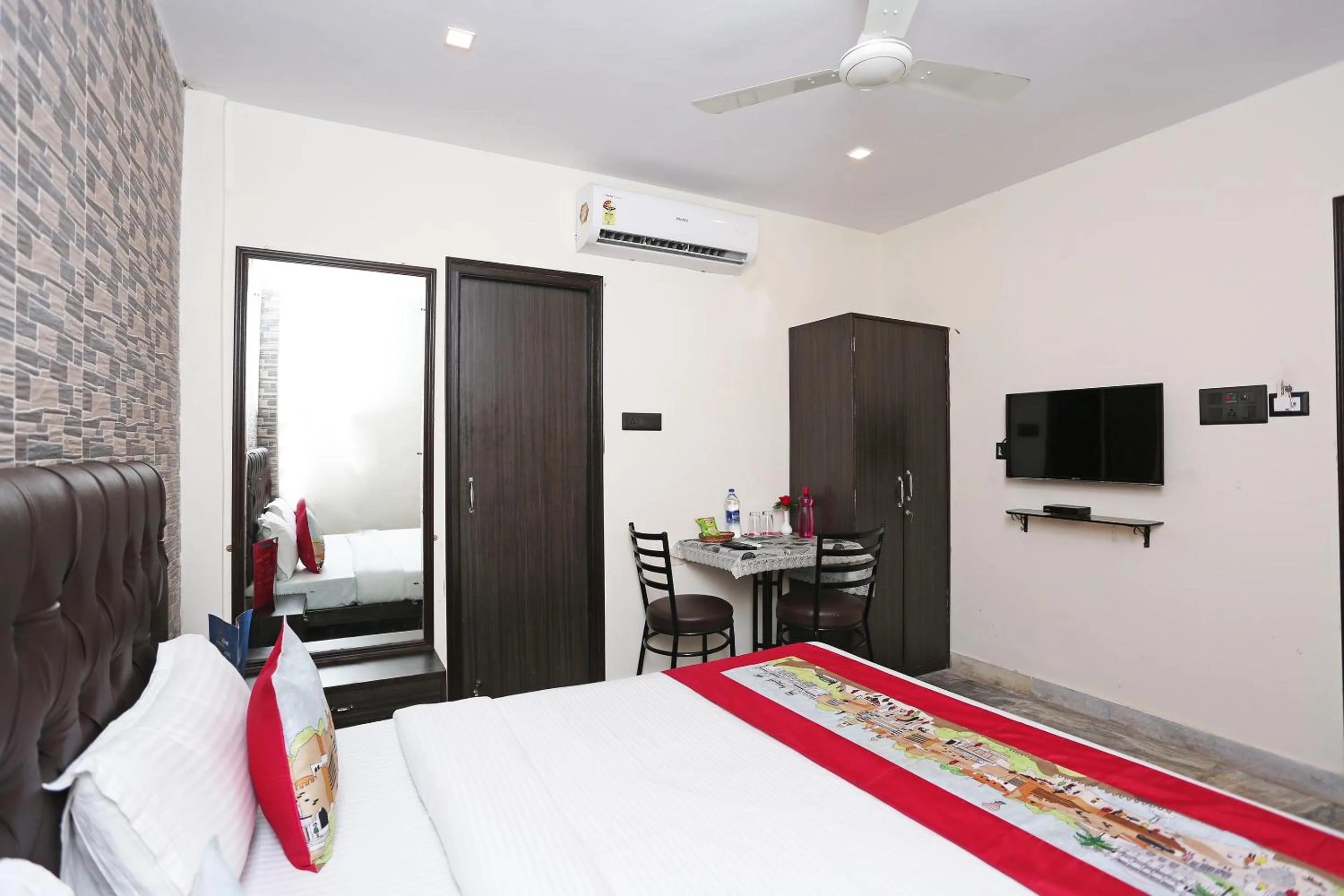 Bedroom in Collection O Church View Near St. Thomas's Church