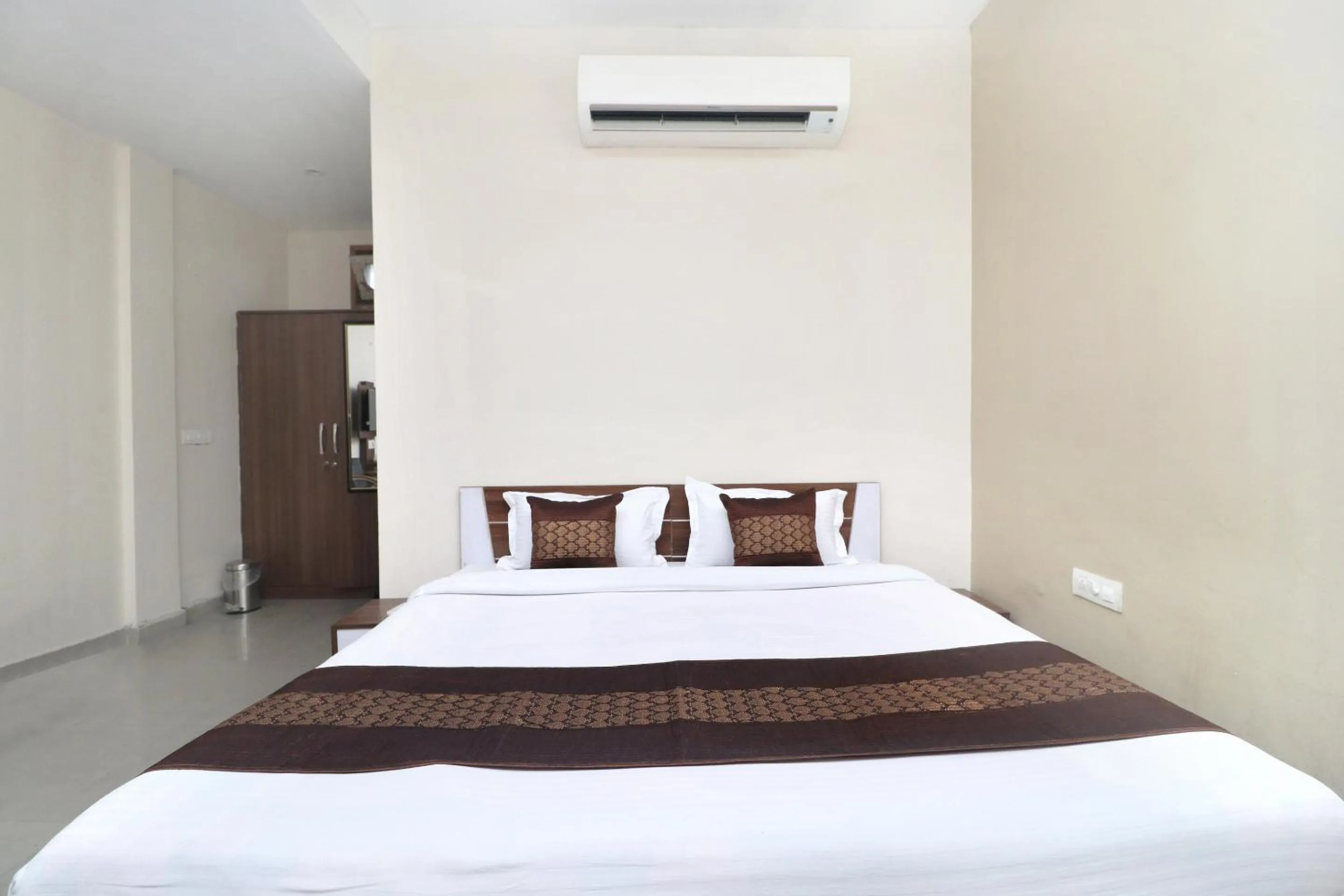 Lobby or reception, Bed in HOTEL WHITE STONE RESIDENCY