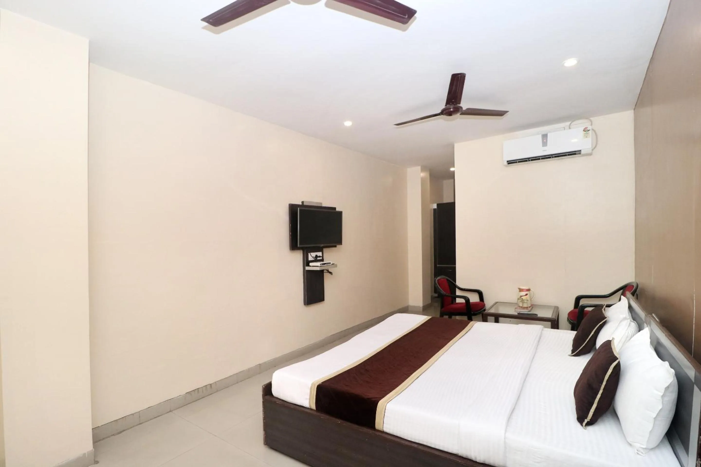 Bedroom, Bed in HOTEL WHITE STONE RESIDENCY