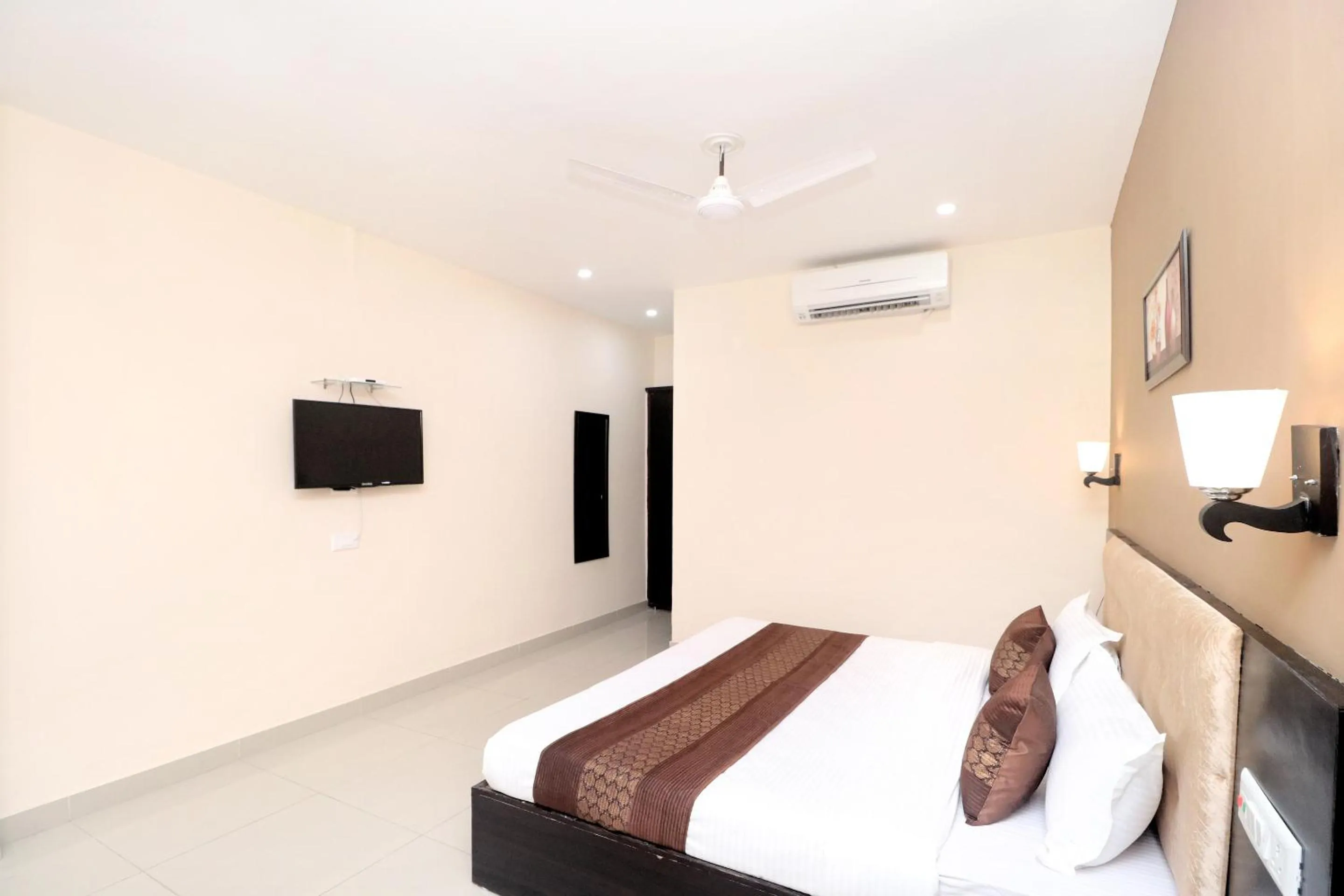 Bedroom, Bed in HOTEL WHITE STONE RESIDENCY