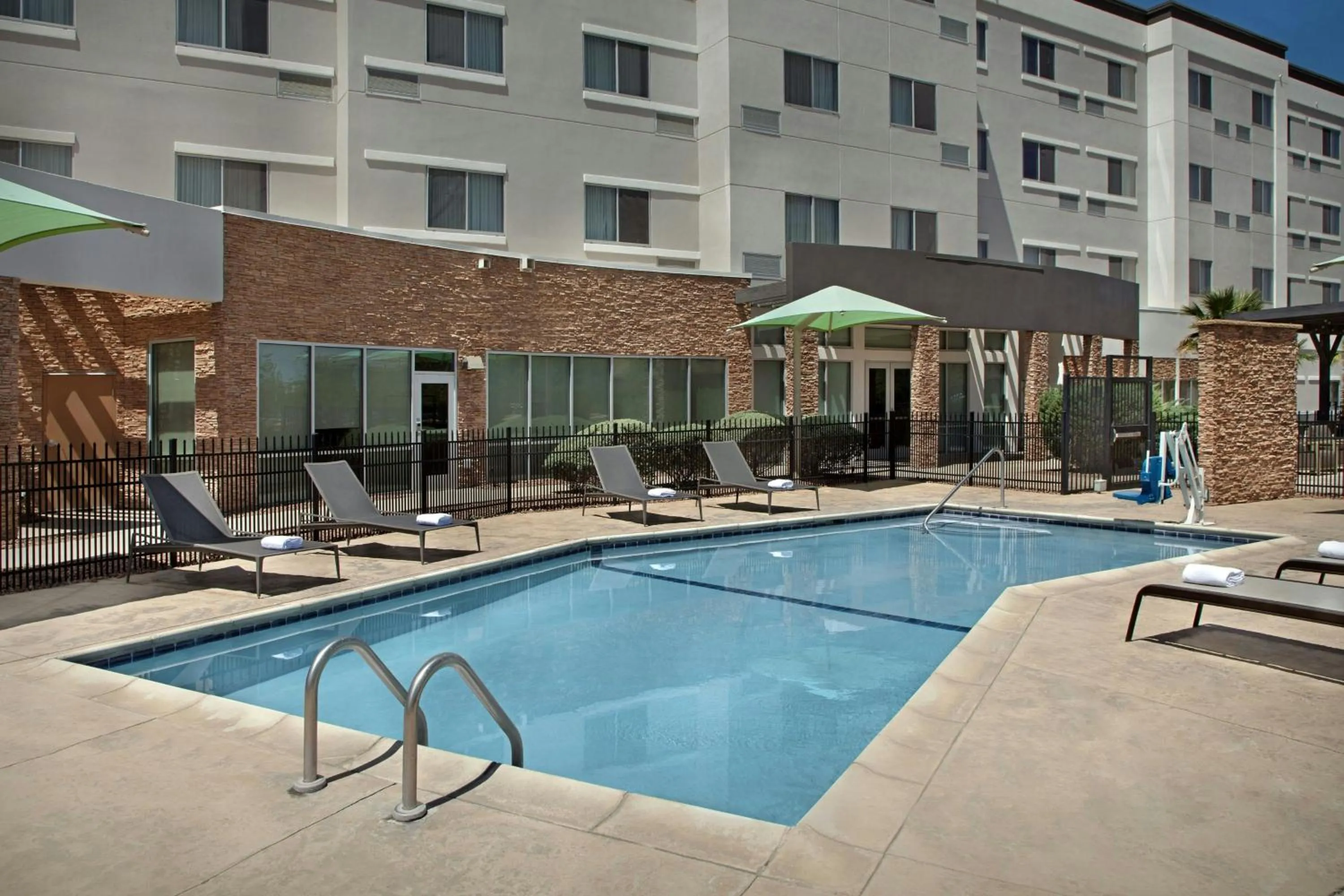 Swimming pool in Courtyard by Marriott El Paso East/I-10