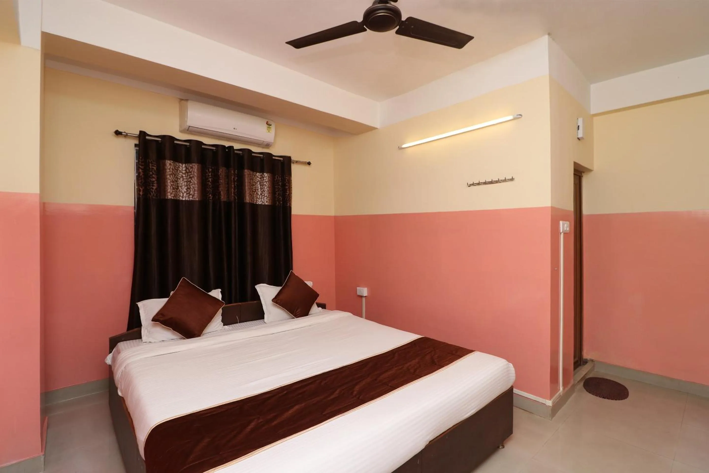 Bedroom, Bed in Hotel O Prabha Palace Lodge