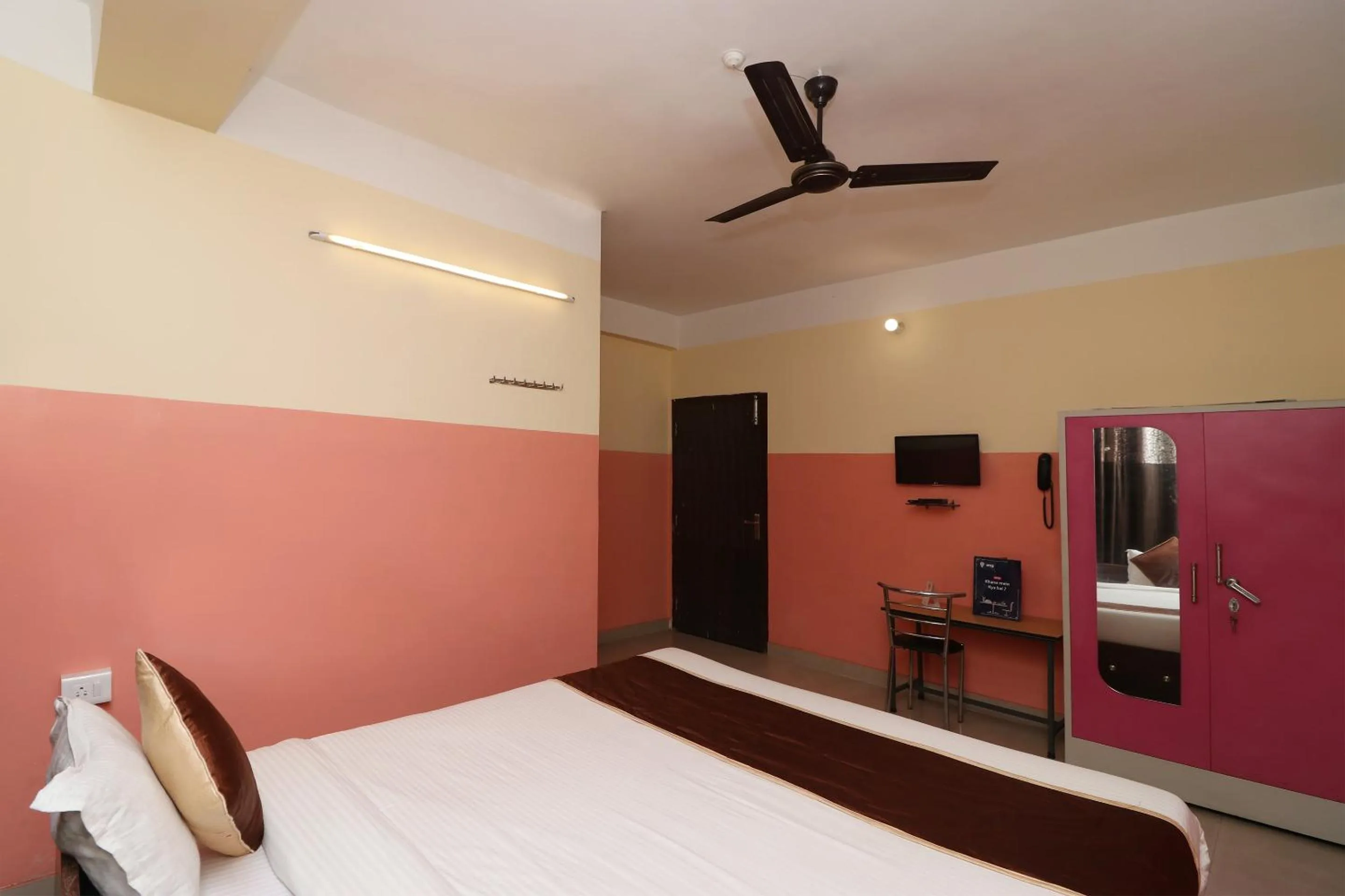 Bedroom, Bed in Hotel O Prabha Palace Lodge