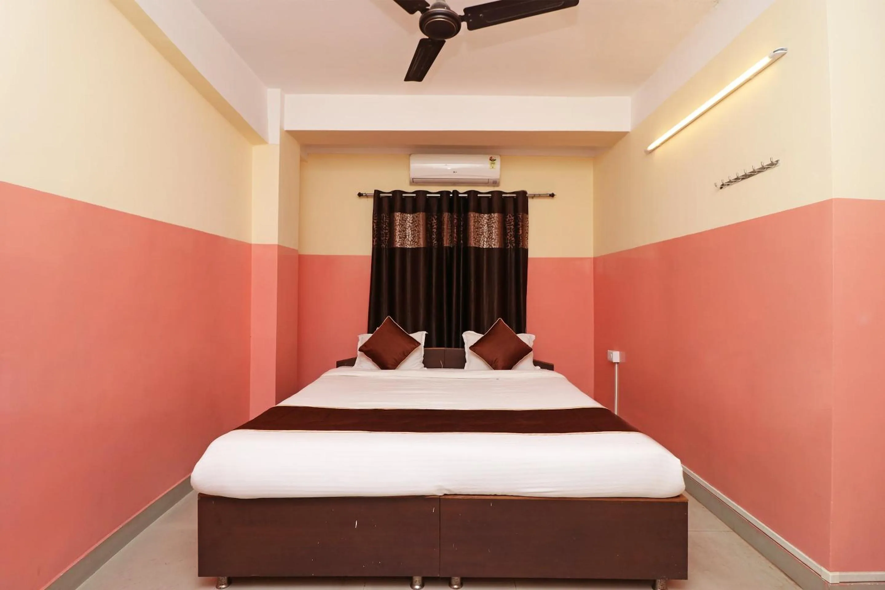 Bedroom, Bed in Hotel O Prabha Palace Lodge