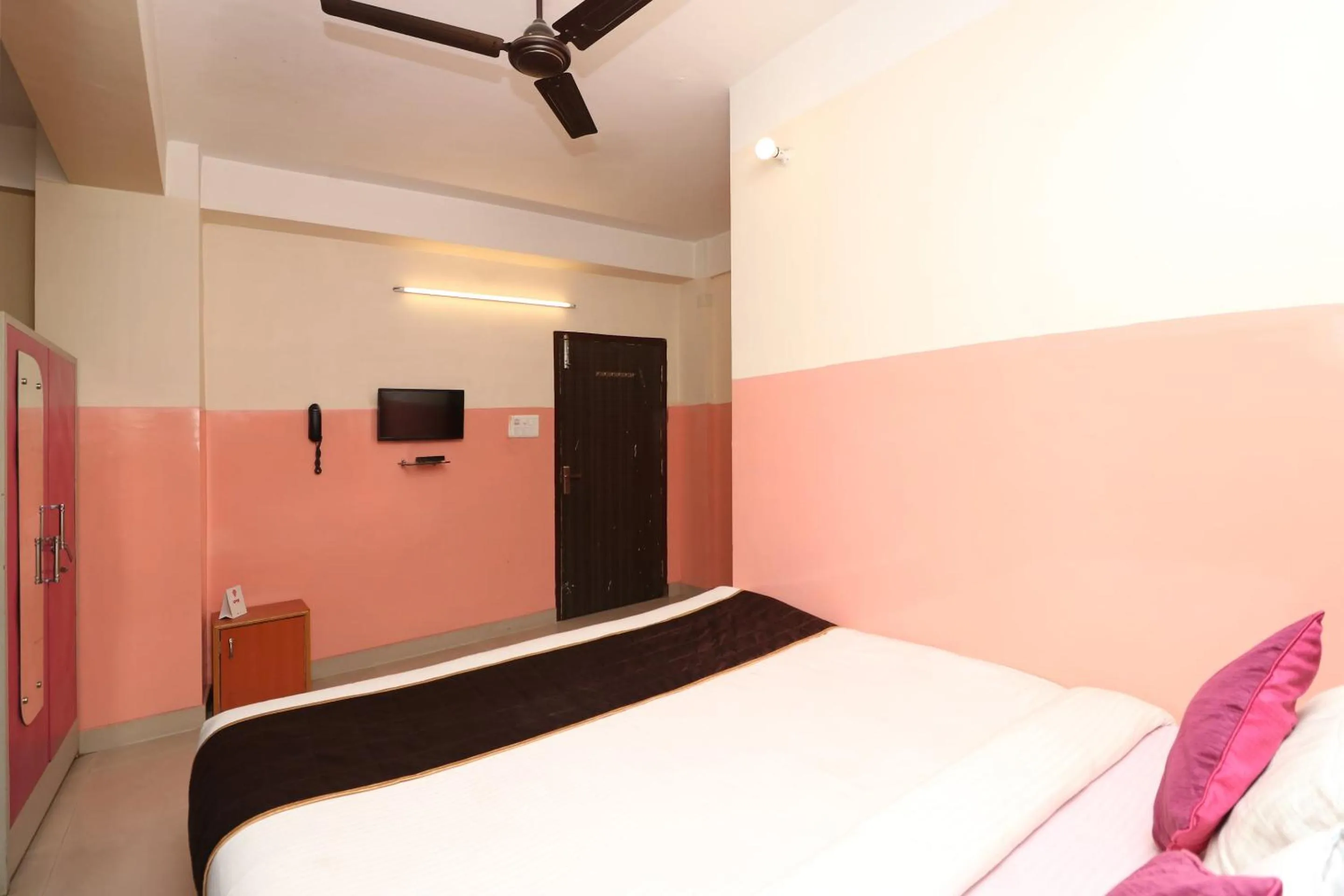 Bedroom, Bed in Super Hotel O Prabha Palace Lodge