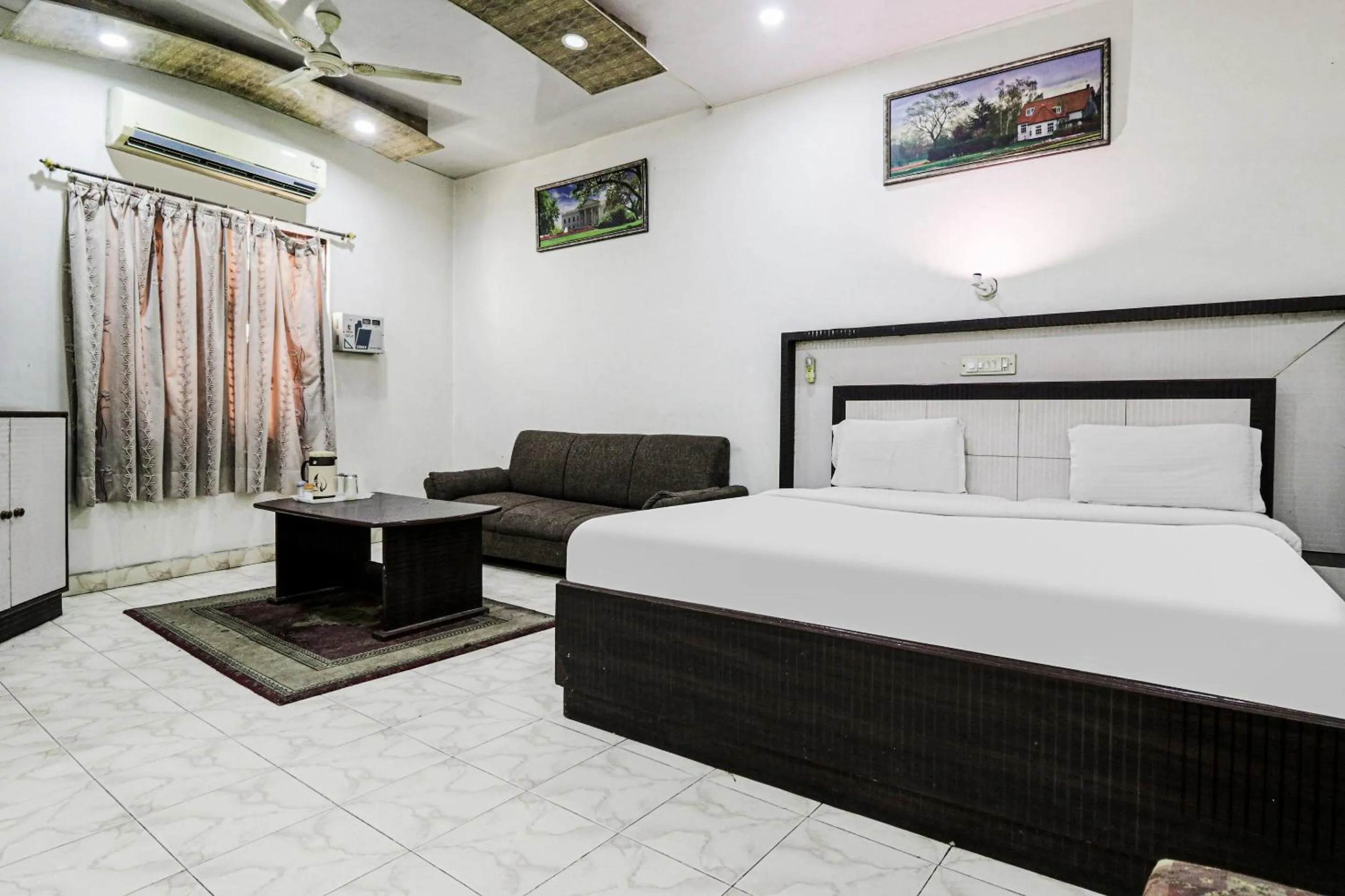 Bathroom, Bed in Hotel O Surya