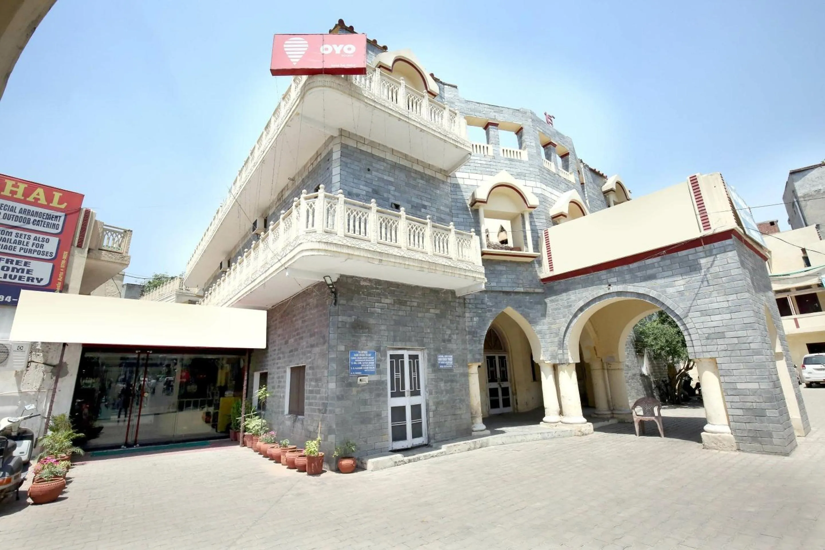 Facade/entrance in Hotel O Rajmahal