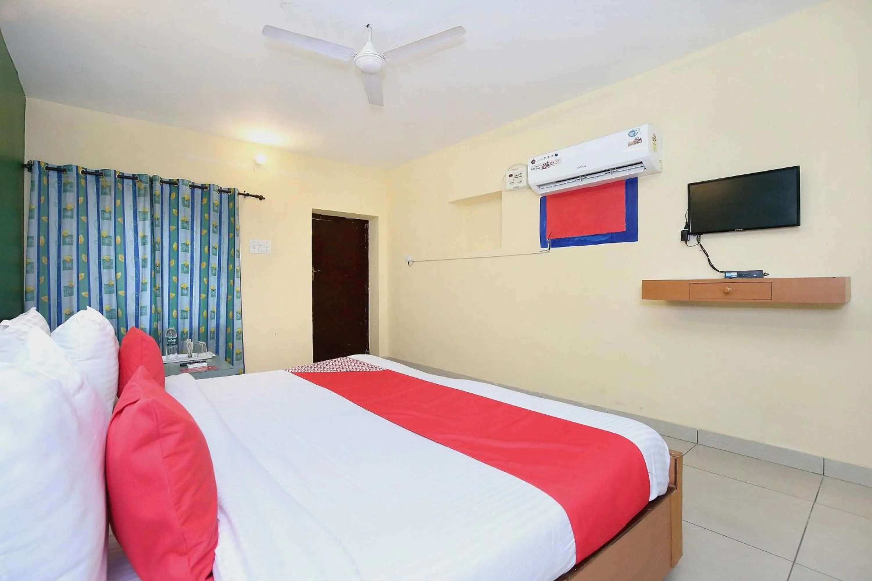 Bedroom, Bed in Hotel O Rajmahal