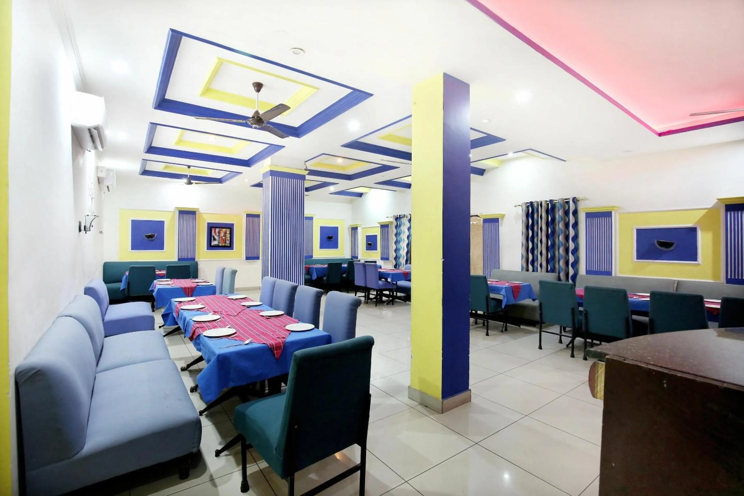 Restaurant/places to eat in Hotel O Rajmahal